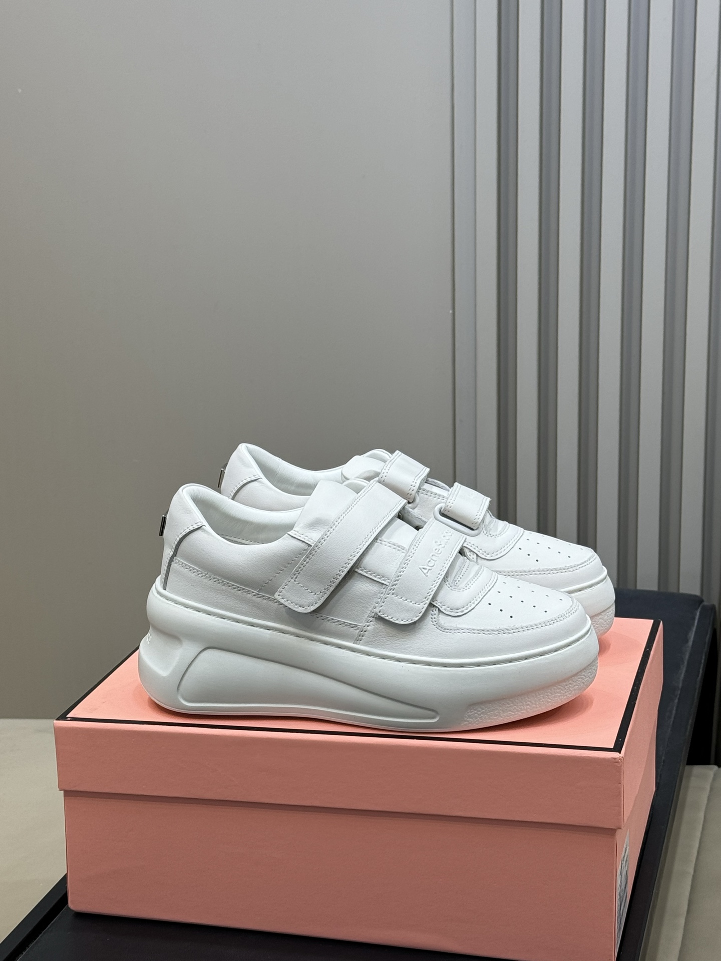 NO:669625,Acne's new height-increasing version of white shoes with Velcro. Invisible height increase of 5cm+. The growth of the Velcro strap completely avoids welt leakage. Lightweight and versatile. Really easy to wear. Friends who want to secretly increase their height. Calfskin upper. Excellent texture. Size 35-40, casual shoes/sports shoes, acne studios, sneakers, cowhide19860909Acne 新款增高版魔术贴小白鞋 隐形增高5cm＋ 魔术带增长完全避免漏贴边儿 轻便百搭 真的好好穿 想偷偷增高的小伙伴 小牛皮鞋面 质感超赞 size 35-40,休闲鞋/运动鞋,acne studios,sneakers,cowhide,Women's Shoes