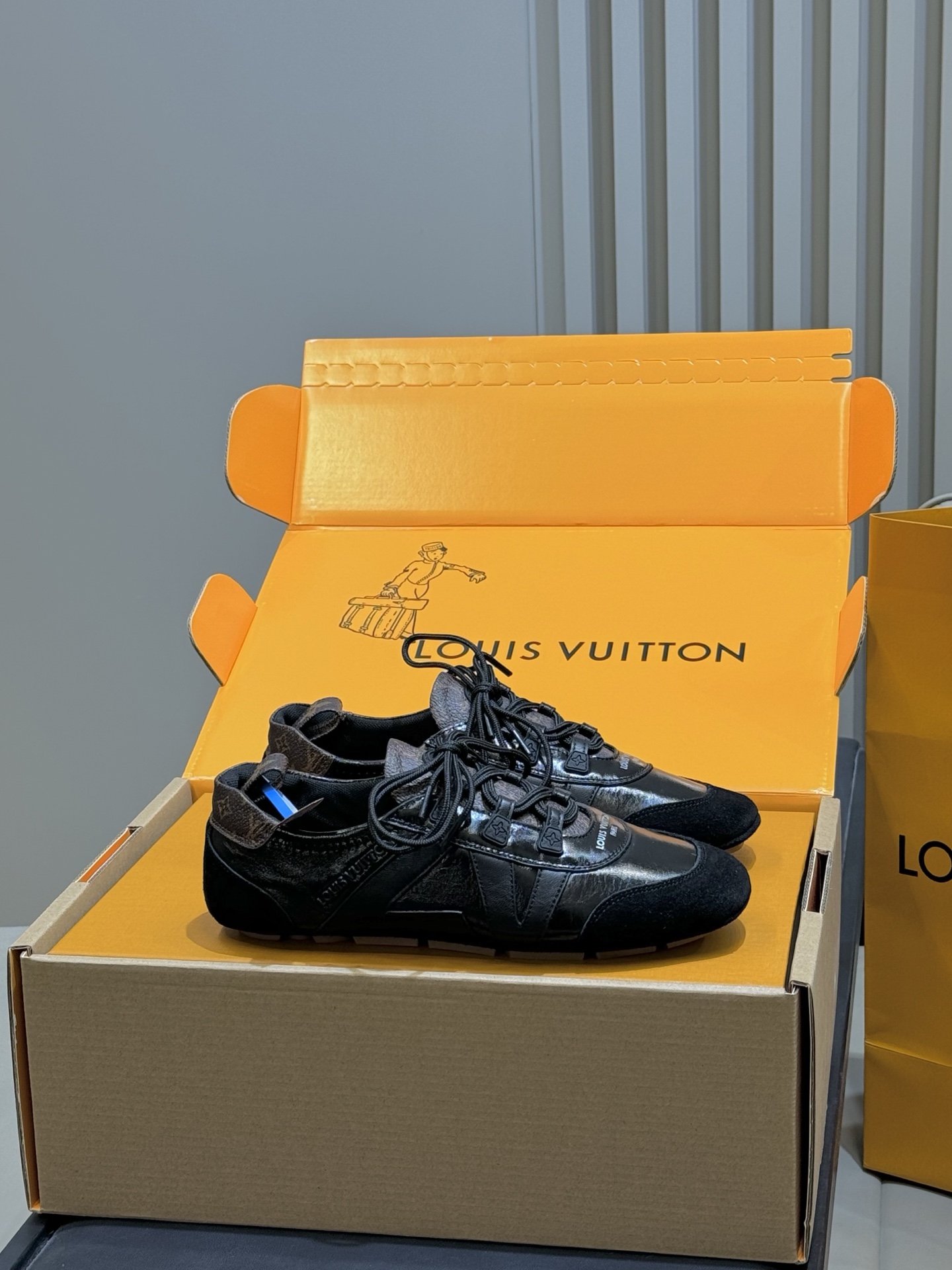 NO:679387,Top quality LV 26c new arrival with diamonds~ It’s so pretty, jade green, taro purple, khaki and pink, oh my god they are all in such magical colors, they are so catchy, I want every color!  The lambskin upper is very soft, and the sole is a new flower that bloomed this year. It is very beautiful and very durable!  size 35-41, with buckle, casual shoes/sports shoes, louis vuitton, sneakers, sheepskin19860909顶级品质 带钻 LV 26c new arrival～ 也太好看了吧,玉绿色、香芋紫、卡其配粉,妈呀都是些什么神仙配色啊,太抓人了,每个配色都想要！ 小羊皮哦鞋面特别软,鞋底是今年新开的底花很漂亮,很耐穿的感觉！ size 35-41 ,带饰扣,休闲鞋/运动鞋,louis vuitton,sneakers,sheepskin,Women's Shoes