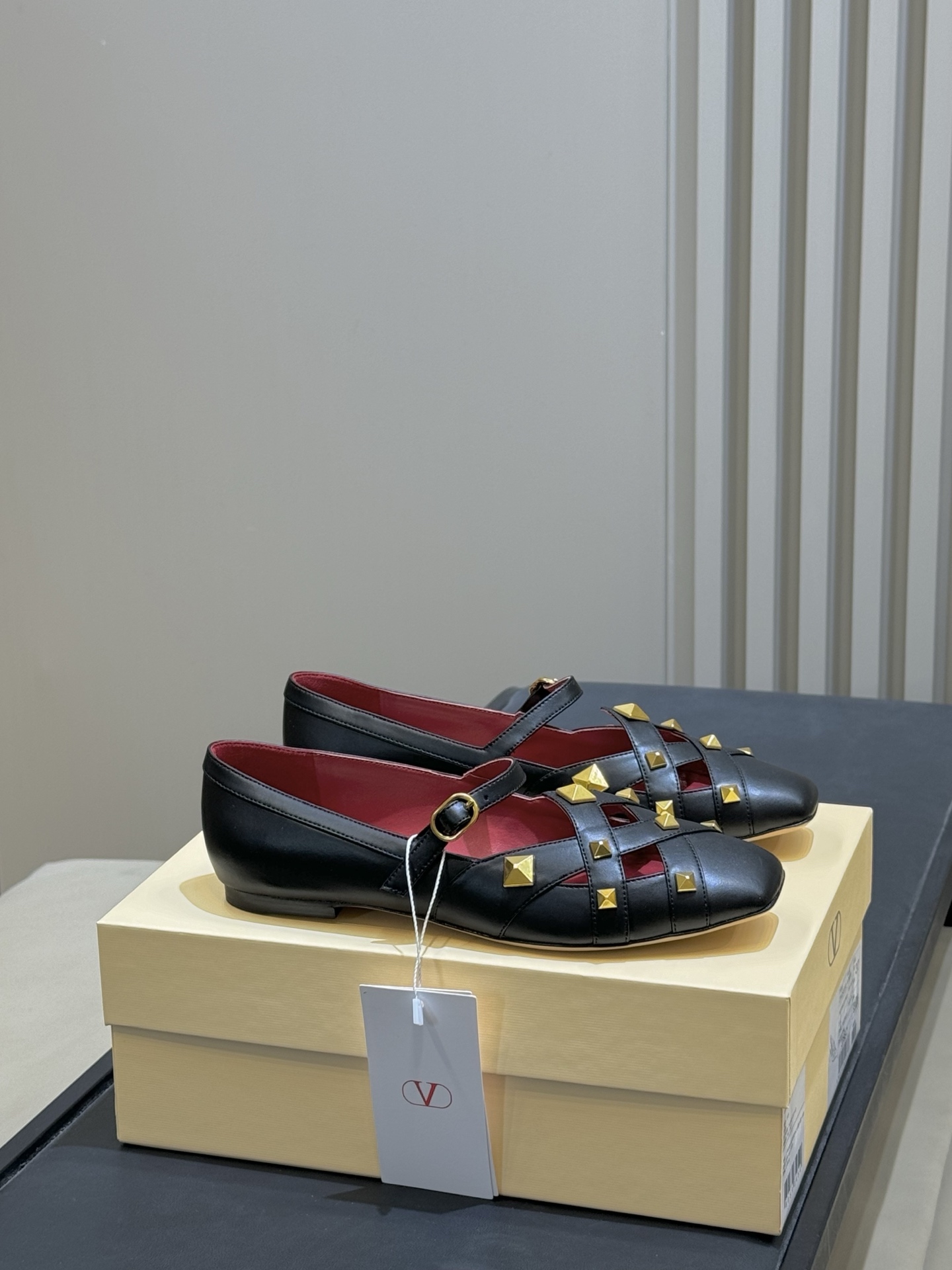NO:711103,valentino 26C new arrival～Rivet flats ValentinoStuddy series rivet flats, black lambskin + gold rivets, retro and cool. Square toe design + red lining, full of details! The heel is only 0.5cm, light and comfortable, suitable for daily commuting or long-term wear. The metal buckle is adjustable and fits the foot shape. It is very fashionable for big ladies in autumn and winter! The rivet element is very recognizable, fashionable and practical, a must-have for fashionable women!  size: 35-41 (40.41 customization is not returnable), ballet shoes, valentino, flats, sheepskin19860909valentino 26C new arrival～铆钉平底鞋 ValentinoStuddy系列铆钉平底鞋,黑色小羊皮+金色铆钉,复古又酷感.方头设计+红色内衬,细节满分!鞋跟仅0.5cm,轻便舒适,日常通勤或长时间穿都 OK.金属扣带可调节,贴合脚型,秋冬搭配大女主超有范儿!铆钉元素超有辨识度,时尚实用,时髦精必入! size:35-41（40.41定制不退换）,芭蕾舞鞋,valentino,flats,sheepskin,Women's Shoes