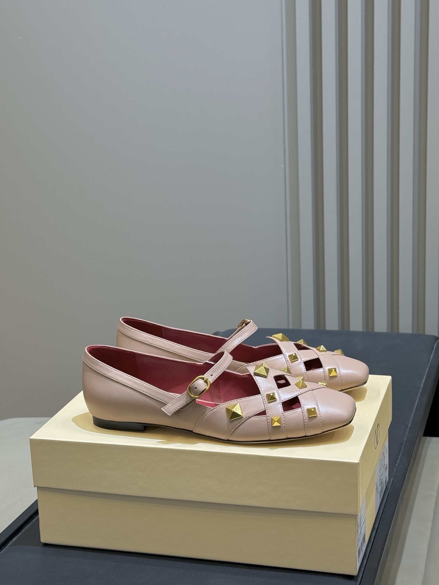 NO:706432,valentino 26C new arrival～Rivet flats ValentinoStuddy series rivet flats, black lambskin + gold rivets, retro and cool. Square toe design + red lining, full of details! The heel is only 0.5cm, light and comfortable, suitable for daily commuting or long-term wear. The metal buckle is adjustable and fits the foot shape. It is very fashionable for big ladies in autumn and winter! The rivet element is very recognizable, fashionable and practical, a must-have for fashionable women!  size:35-41,ballet shoes,valentino,flats,sheepskin19860909valentino 26C new arrival～铆钉平底鞋 ValentinoStuddy系列铆钉平底鞋,黑色小羊皮+金色铆钉,复古又酷感.方头设计+红色内衬,细节满分!鞋跟仅0.5cm,轻便舒适,日常通勤或长时间穿都 OK.金属扣带可调节,贴合脚型,秋冬搭配大女主超有范儿!铆钉元素超有辨识度,时尚实用,时髦精必入! size:35-41,芭蕾舞鞋,valentino,flats,sheepskin,Women's Shoes