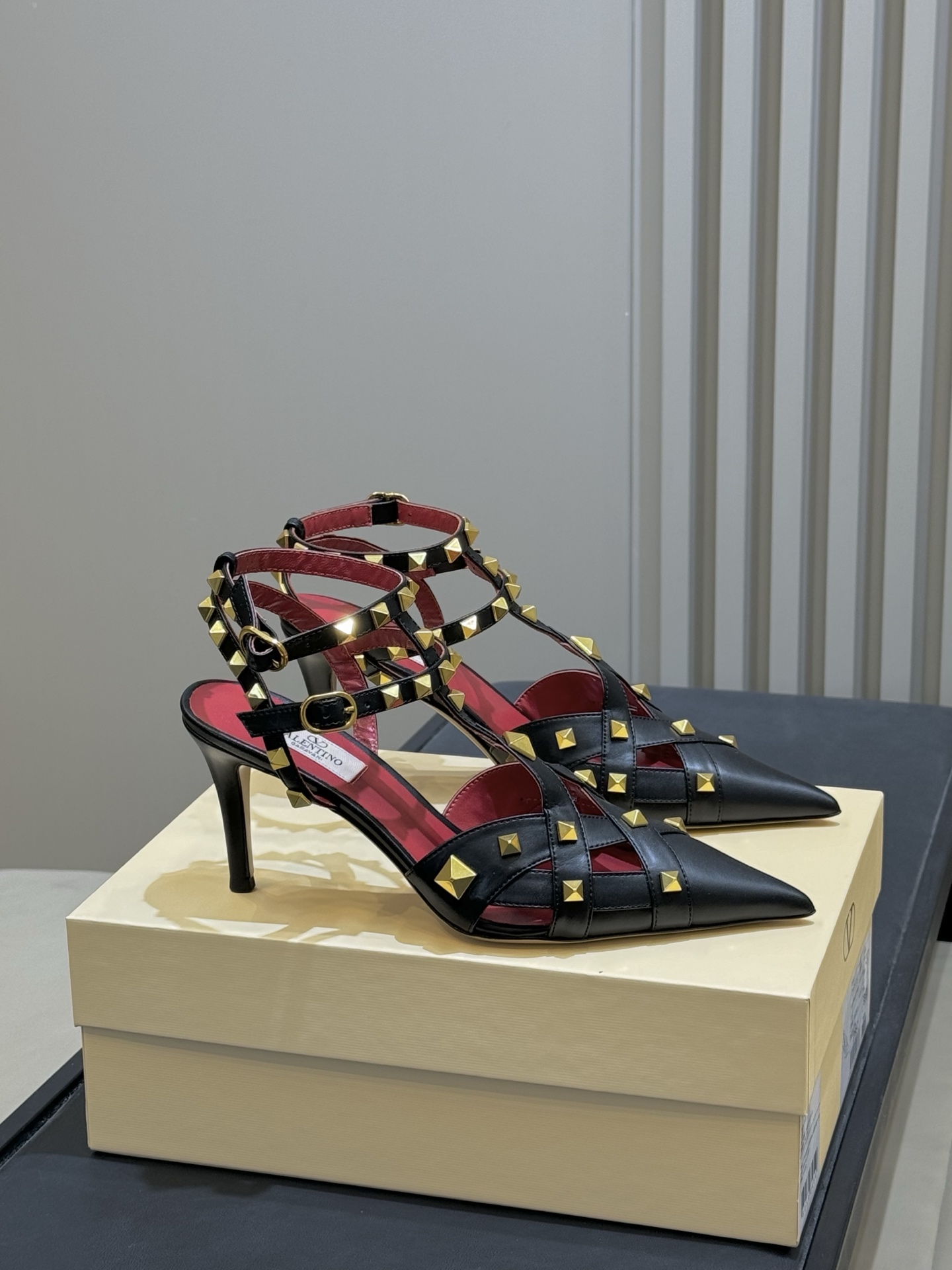 NO:711100,valentino 26C new arrival～ Rivet high heels Valentino Studdy series high heels, black lambskin + gold rivets, sweet and cool style is super eye-catching, pointed stiletto heel, red lining is very recognizable, the cross hollow design is fashionable and breathable. Whether it is paired with a dress or daily wear, it can be easily controlled, full of aura, it is a must-have fashion item in autumn and winter!  size: 35-41 (40.41 customized, non-refundable), high heels and sandals, valentino, sandals, high heels, sheepskin19860909valentino 26C new arrival～ 铆钉高跟鞋 Valentino Studdy系列高跟鞋,黑色小羊皮+金色铆 钉,甜酷风格超吸睛,尖头细跟,红色内衬超 有辨识度,交叉镂空设计时髦又透气.无论搭配礼服还是日常穿搭,都能轻松驾驭,气场全开,是秋冬必备时尚单品! size:35-41（40.41定制不退换）,高跟鞋凉鞋,valentino,sandals,high heels,sheepskin,Women's Shoes