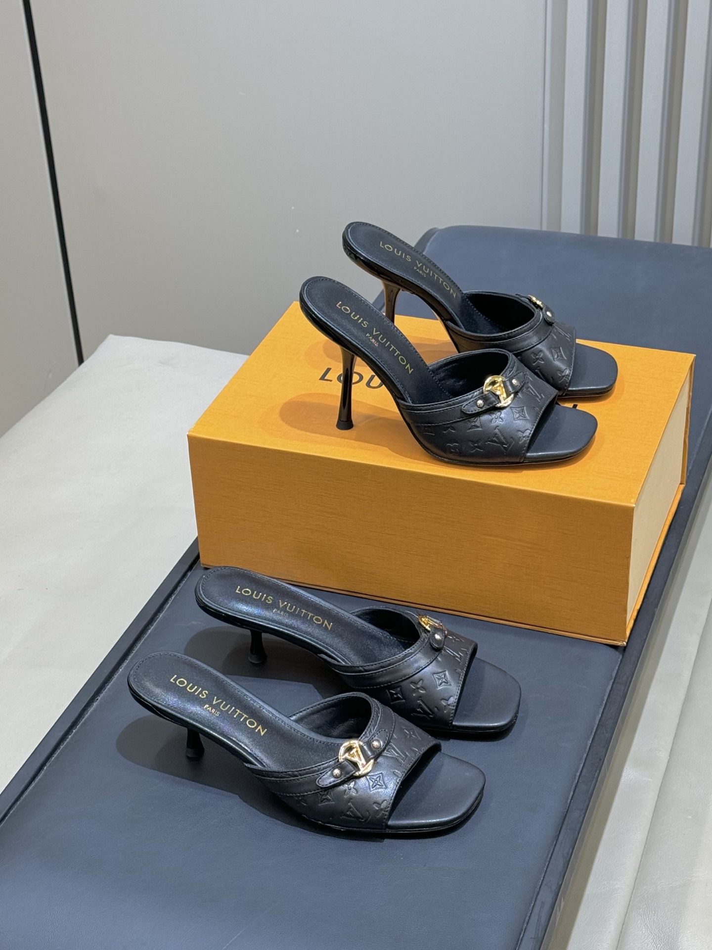 NO:711193,LV 26c new arrival ~ High-heeled sandals LVMonogram high-heeled sandals, classic presbyopia embossed leather, metal logo buckle, full of brand feeling! Nude stiletto heels are about 7-10cm, elegant and show long legs. Open-toe mule design, super breathable for spring and summer, can be easily worn for commuting, dating, and formal occasions ~ The soles are soft and comfortable, and they look great when paired with skirts or nine-point pants, and they add a sense of sophistication!  size35-41,high heels slippers,louis vuitton,high heels,slippers,skirts19860909LV 26c new arrival～高跟凉拖 LVMonogram高跟凉拖,经典老花压纹皮革,金属 Logo扣饰,品牌感满满!裸色细高跟约7-10cm,优雅又显腿长.露趾穆勒鞋设计,春夏穿超透气,通勤,约会,正式场合都能轻松驾驭~鞋底柔软,舒适度在线,搭配裙装或九分裤都很出彩,精致感直接拉满! size35-41,高跟鞋拖鞋,louis vuitton,high heels,slippers,skirts,Women's Shoes