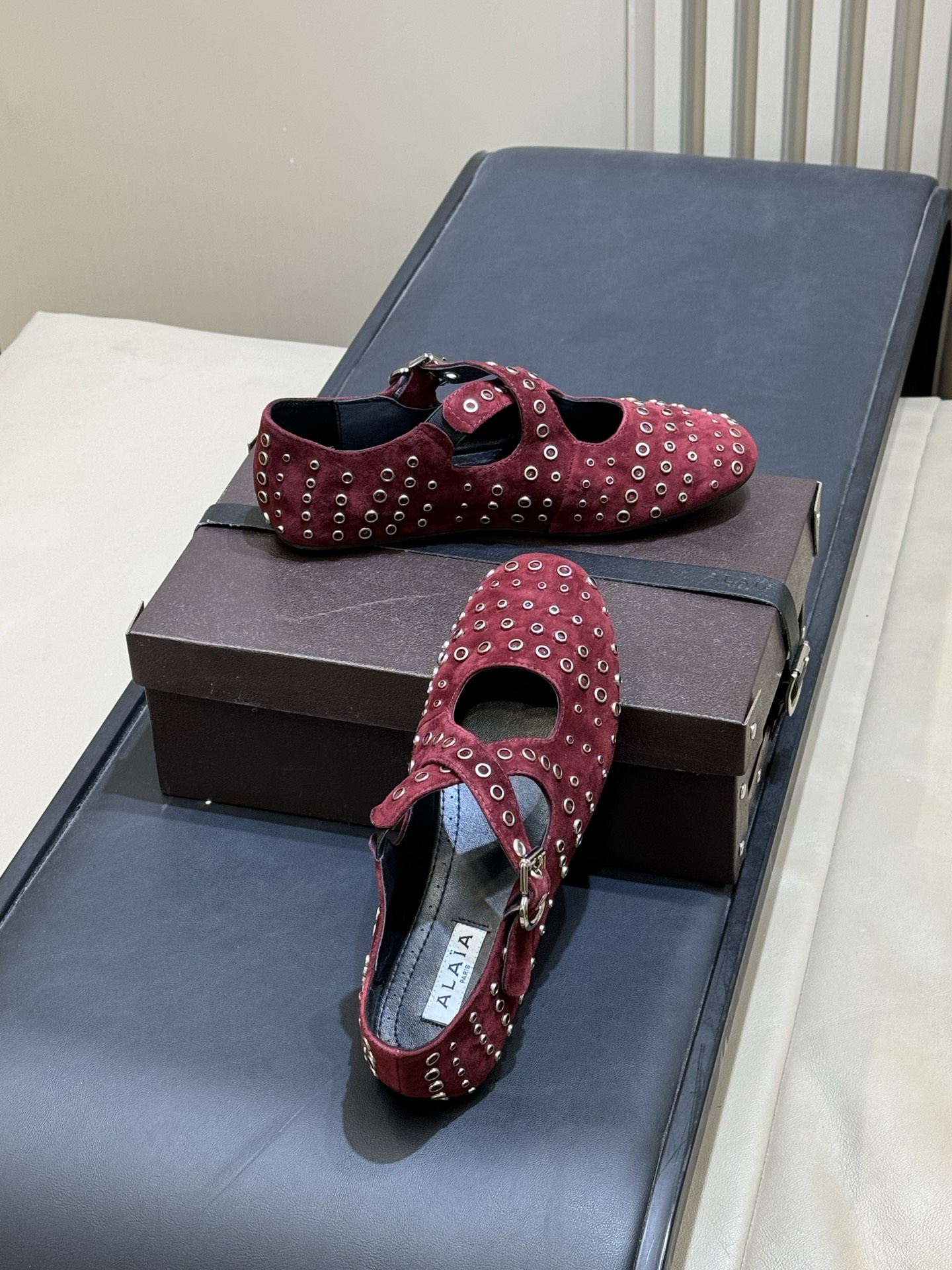 ALAiAI 26c new arrival～芭蕾舞鞋ALAIA这款芭蕾舞鞋，采用柔软麂皮，复古又现代感