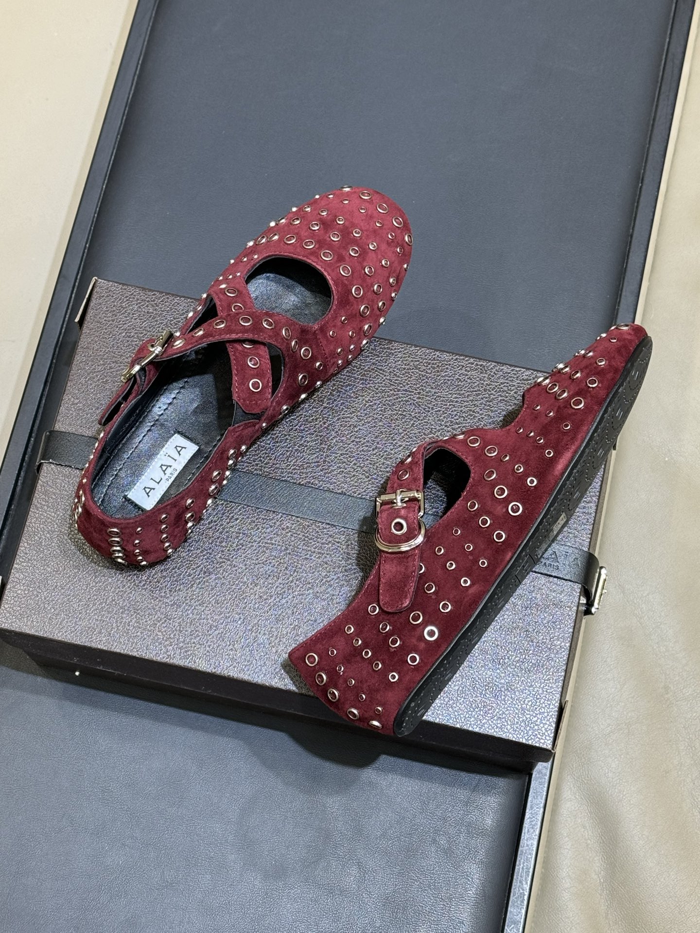 ALAiAI 26c new arrival～芭蕾舞鞋ALAIA这款芭蕾舞鞋，采用柔软麂皮，复古又现代感