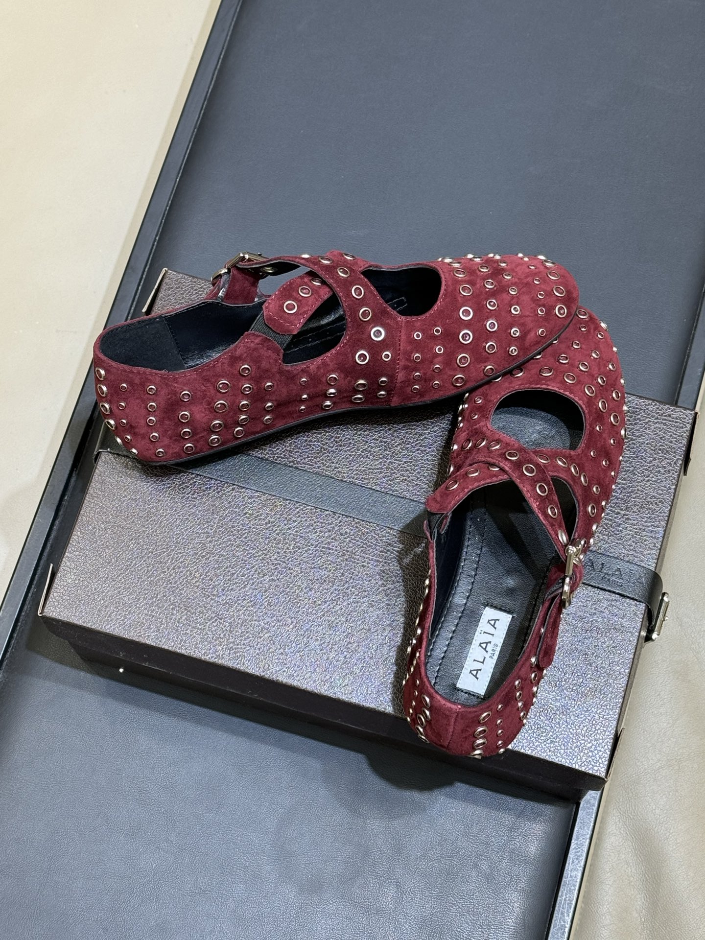 ALAiAI 26c new arrival～芭蕾舞鞋ALAIA这款芭蕾舞鞋，采用柔软麂皮，复古又现代感