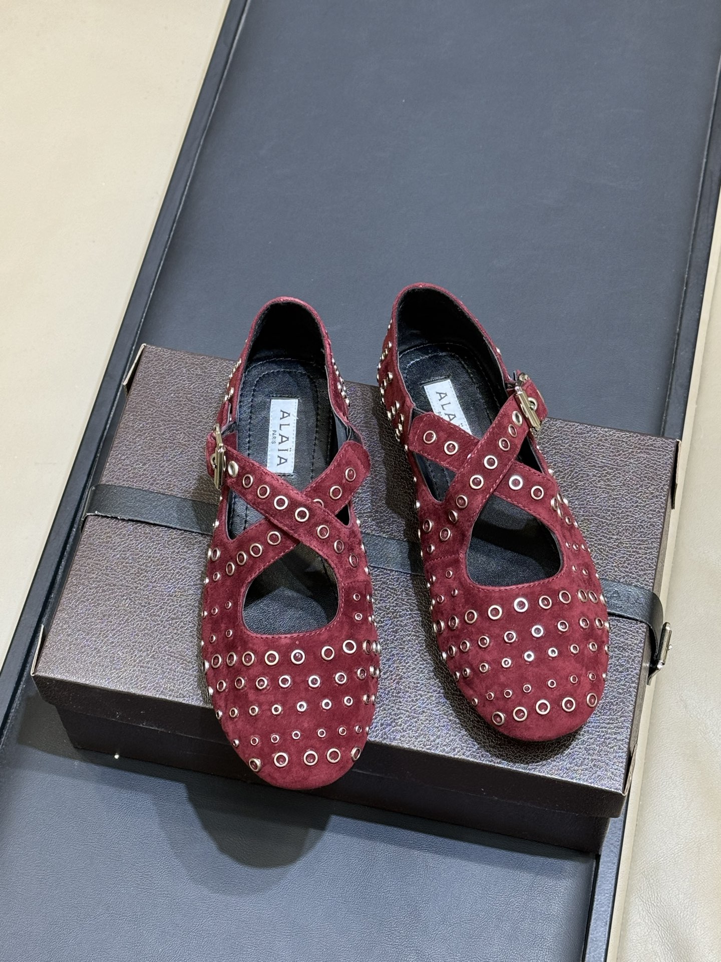 ALAiAI 26c new arrival～芭蕾舞鞋ALAIA这款芭蕾舞鞋，采用柔软麂皮，复古又现代感
