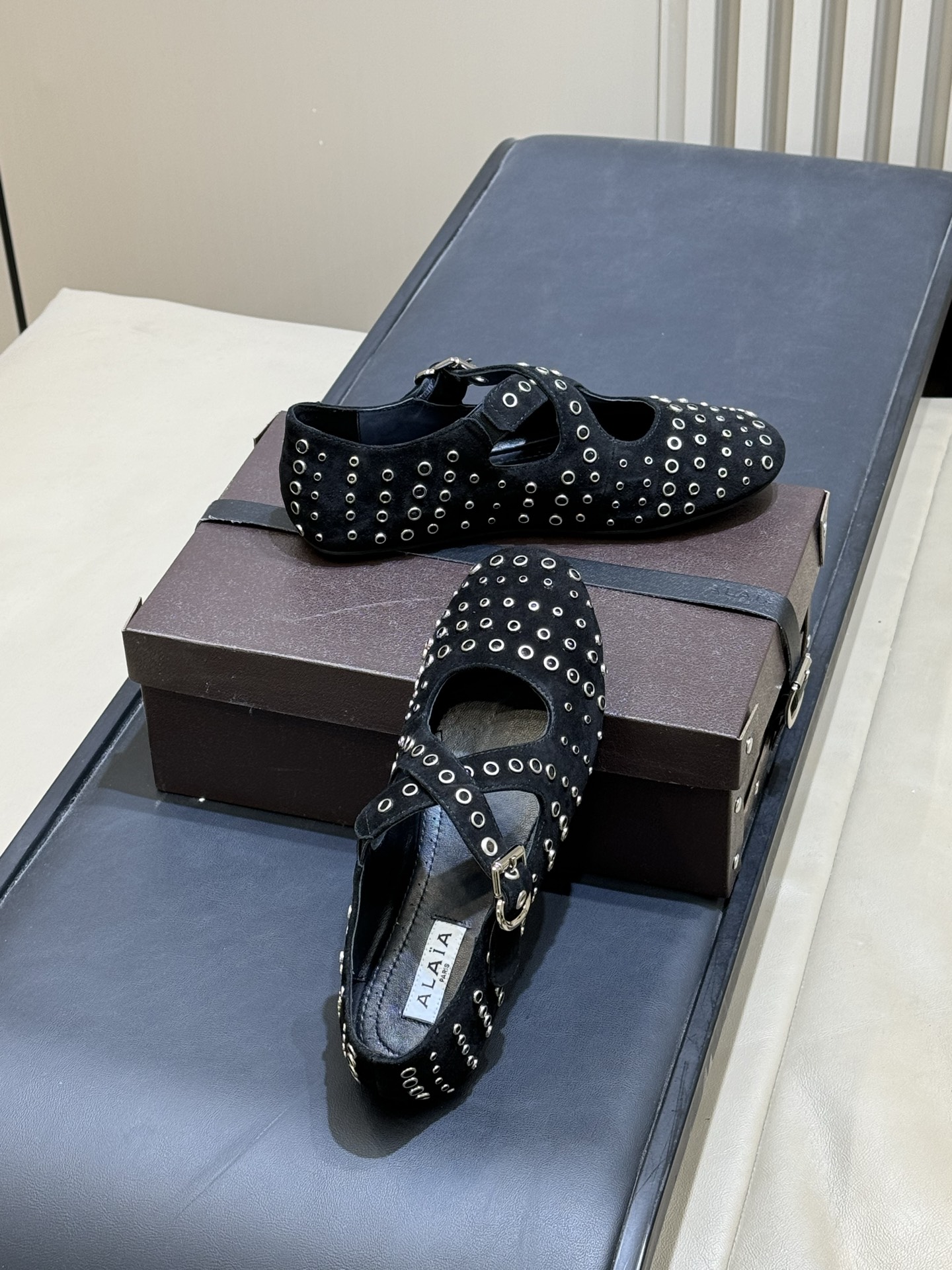 ALAiAI 26c new arrival～芭蕾舞鞋ALAIA这款芭蕾舞鞋，采用柔软麂皮，复古又现代感