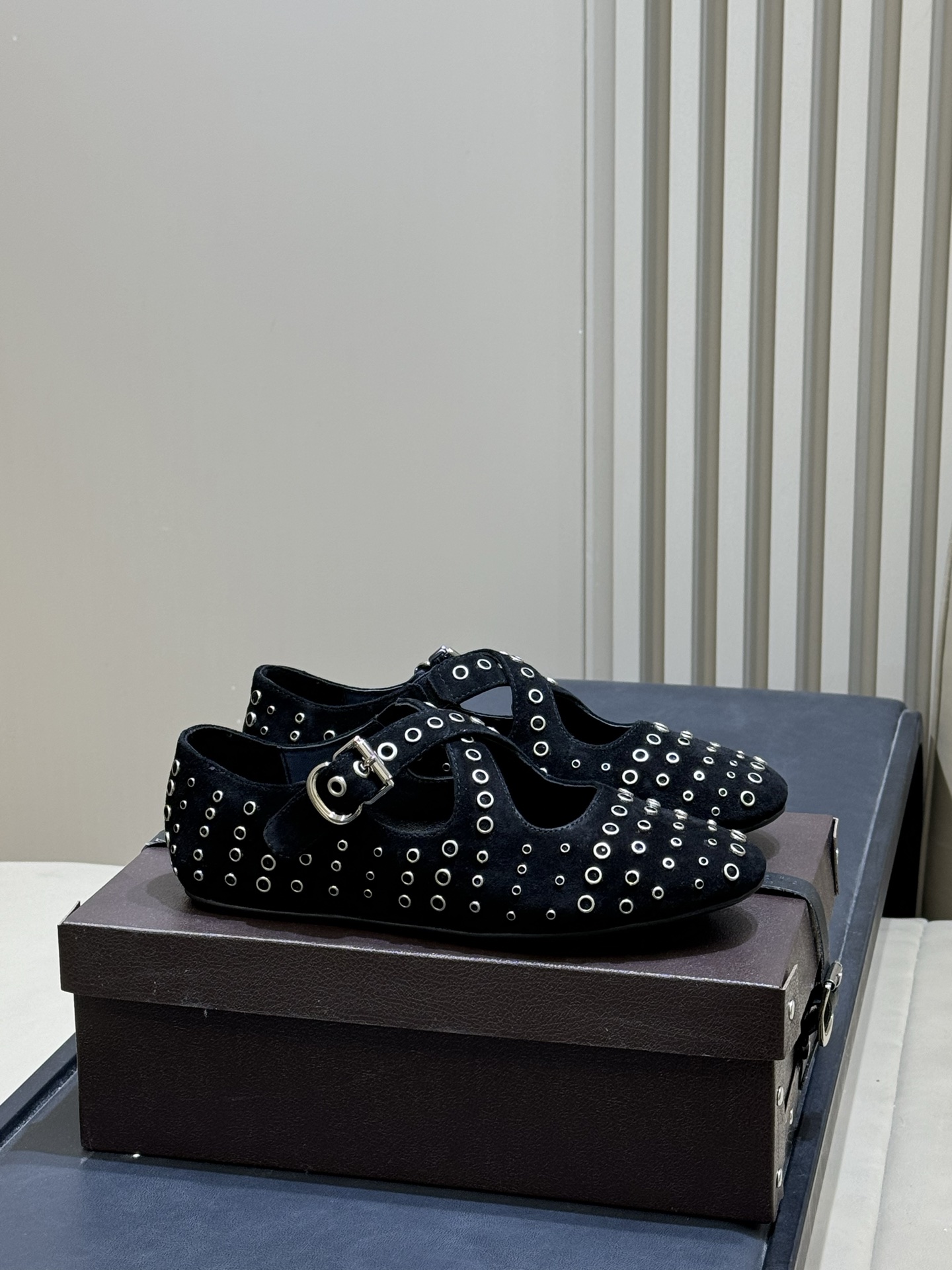 NO:721634,Alaia 26c new arrival～Ballet Shoes ALAIA's ballet shoes are made of soft suede, full of retro and modern feeling. The classic Mary Jane cross strap + metal buckle, modify the foot shape and are easy to put on and take off. The flat design is suitable for daily commuting and leisure, comfortable and fashionable! The burgundy color is very suitable for autumn and winter, festival or dinner wear. It is eye-catching, elegant and individual, and can easily control various styles. size: 35-41 (40.41 customization is not returnable), ballet shoes, alaia, mary  jane,chamois leather19860909Alaia 26c new arrival～芭蕾舞鞋 ALAIA这款芭蕾舞鞋,采用柔软麂皮,复古又现代感满满.经典玛丽珍交叉带+金属扣,修饰脚型还超好穿脱.平底设计,日常通勤,休闲都OK,舒适又时髦!酒红色超适合秋冬,节日或晚宴穿搭直接吸睛,优雅又个性,轻松驾驭各种风格 size:35-41（40.41定制不退换）,芭蕾舞鞋,alaia,mary jane,chamois leather,Women's Shoes