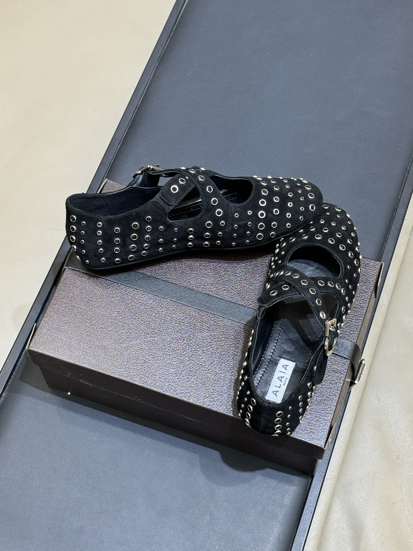 ALAiAI 26c new arrival～芭蕾舞鞋ALAIA这款芭蕾舞鞋，采用柔软麂皮，复古又现代感