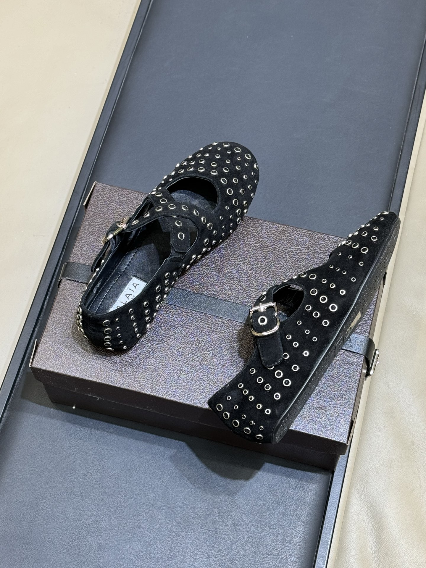 ALAiAI 26c new arrival～芭蕾舞鞋ALAIA这款芭蕾舞鞋，采用柔软麂皮，复古又现代感