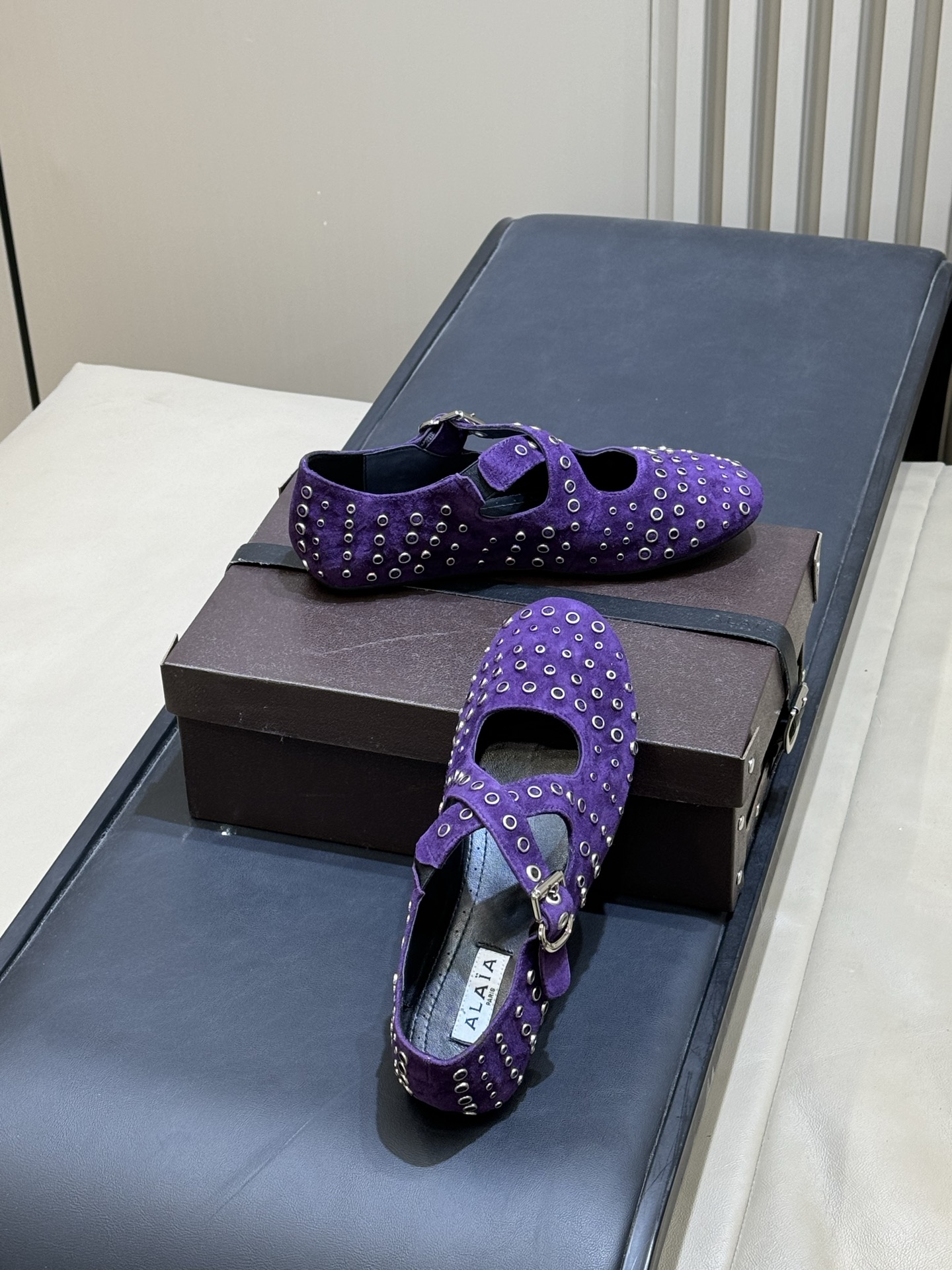 ALAiAI 26c new arrival～芭蕾舞鞋ALAIA这款芭蕾舞鞋，采用柔软麂皮，复古又现代感