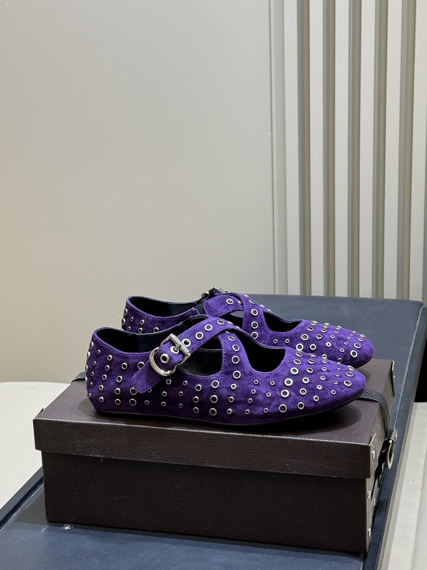 NO:705876,Top quality ALAiAI 26c new arrival～Ballet Shoes ALAIA are made of soft suede, full of retro and modern feel. Classic Mary Jane cross strap + metal buckle, it modifies the foot shape and is easy to put on and take off. The flat design is suitable for daily commuting and leisure, comfortable and fashionable! The burgundy color is very suitable for autumn and winter, festival or dinner wear. It is eye-catching, elegant and individual, and can easily control various styles. Size: 35-41, Mary Jane, alaia, mary jane, chamois  leather19860909顶级品质 ALAiAI 26c new arrival～芭蕾舞鞋 ALAIA这款芭蕾舞鞋,采用柔软麂皮,复古又现代感满满.经典玛丽珍交叉带+金属扣,修饰脚型还超好穿脱.平底设计,日常通勤,休闲都OK,舒适又时髦!酒红色超适合秋冬,节日或晚宴穿搭直接吸睛,优雅又个性,轻松驾驭各种风格 size:35-41,玛丽珍,alaia,mary jane,chamois leather,Women's Shoes