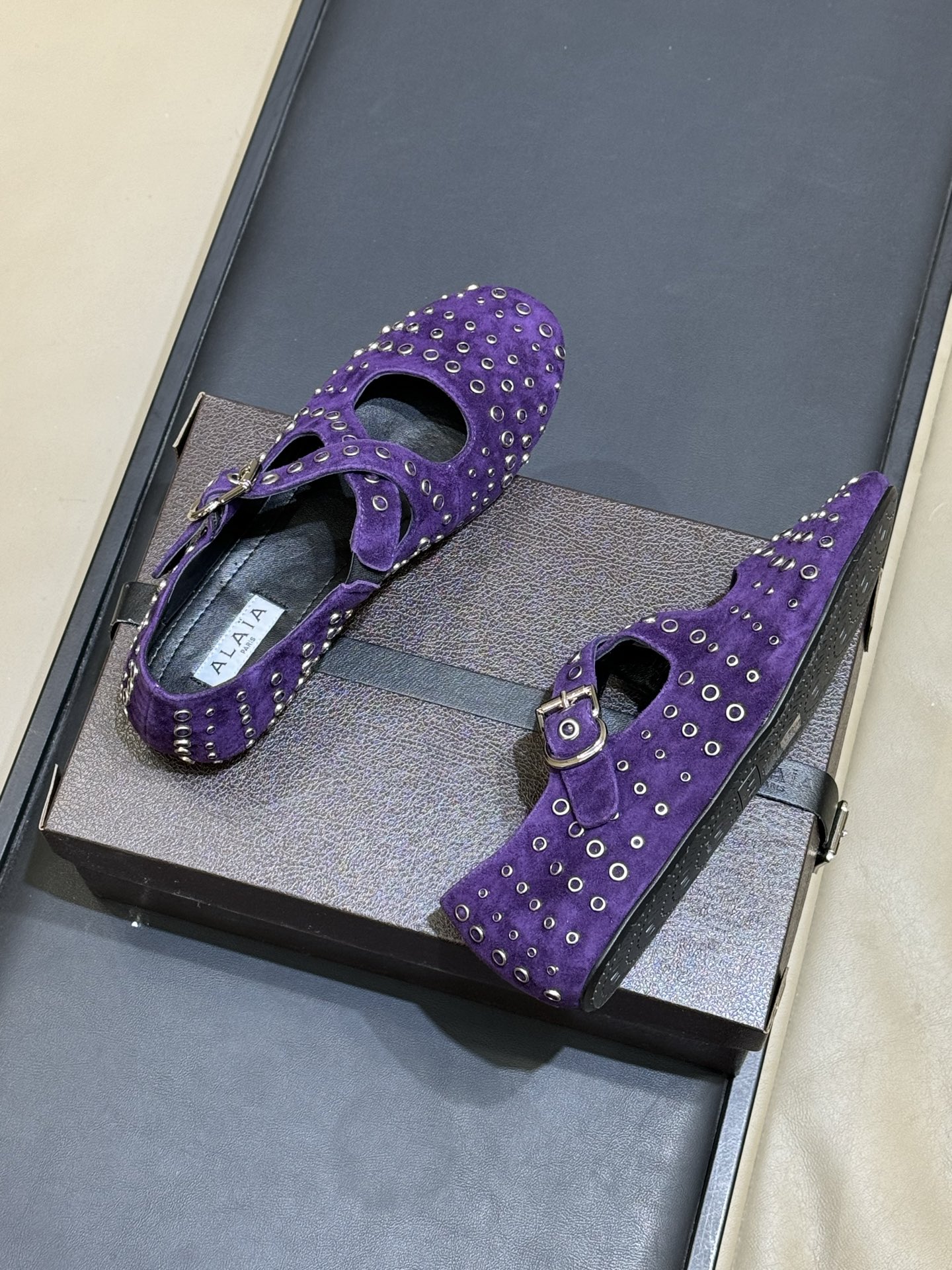 ALAiAI 26c new arrival～芭蕾舞鞋ALAIA这款芭蕾舞鞋，采用柔软麂皮，复古又现代感