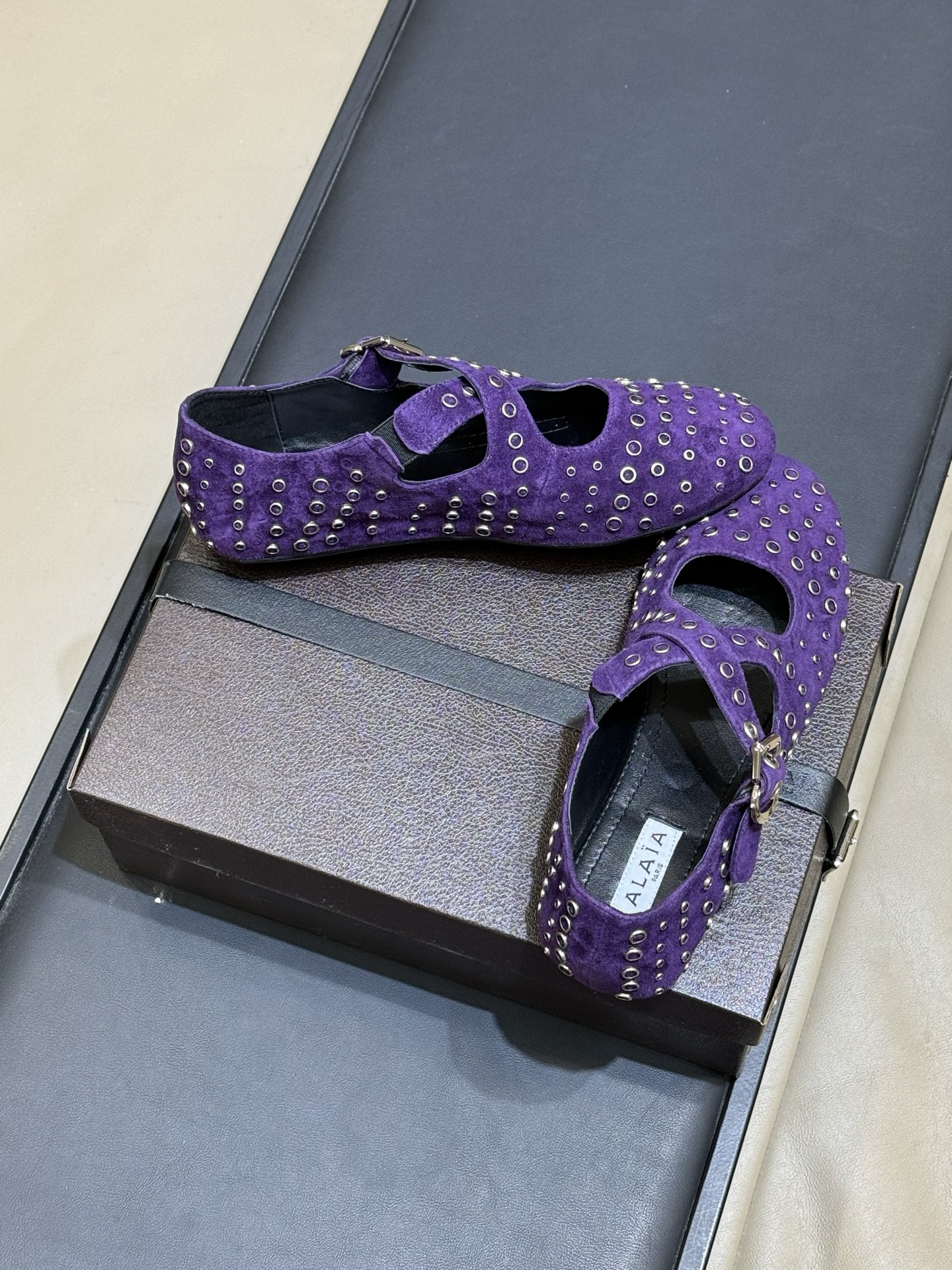 ALAiAI 26c new arrival～芭蕾舞鞋ALAIA这款芭蕾舞鞋，采用柔软麂皮，复古又现代感