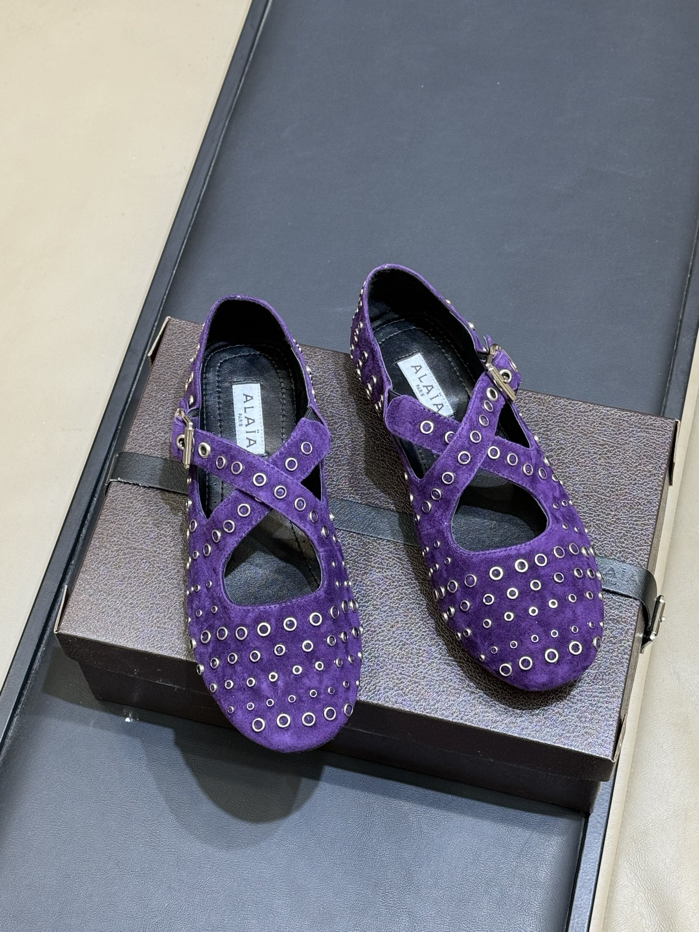 ALAiAI 26c new arrival～芭蕾舞鞋ALAIA这款芭蕾舞鞋，采用柔软麂皮，复古又现代感