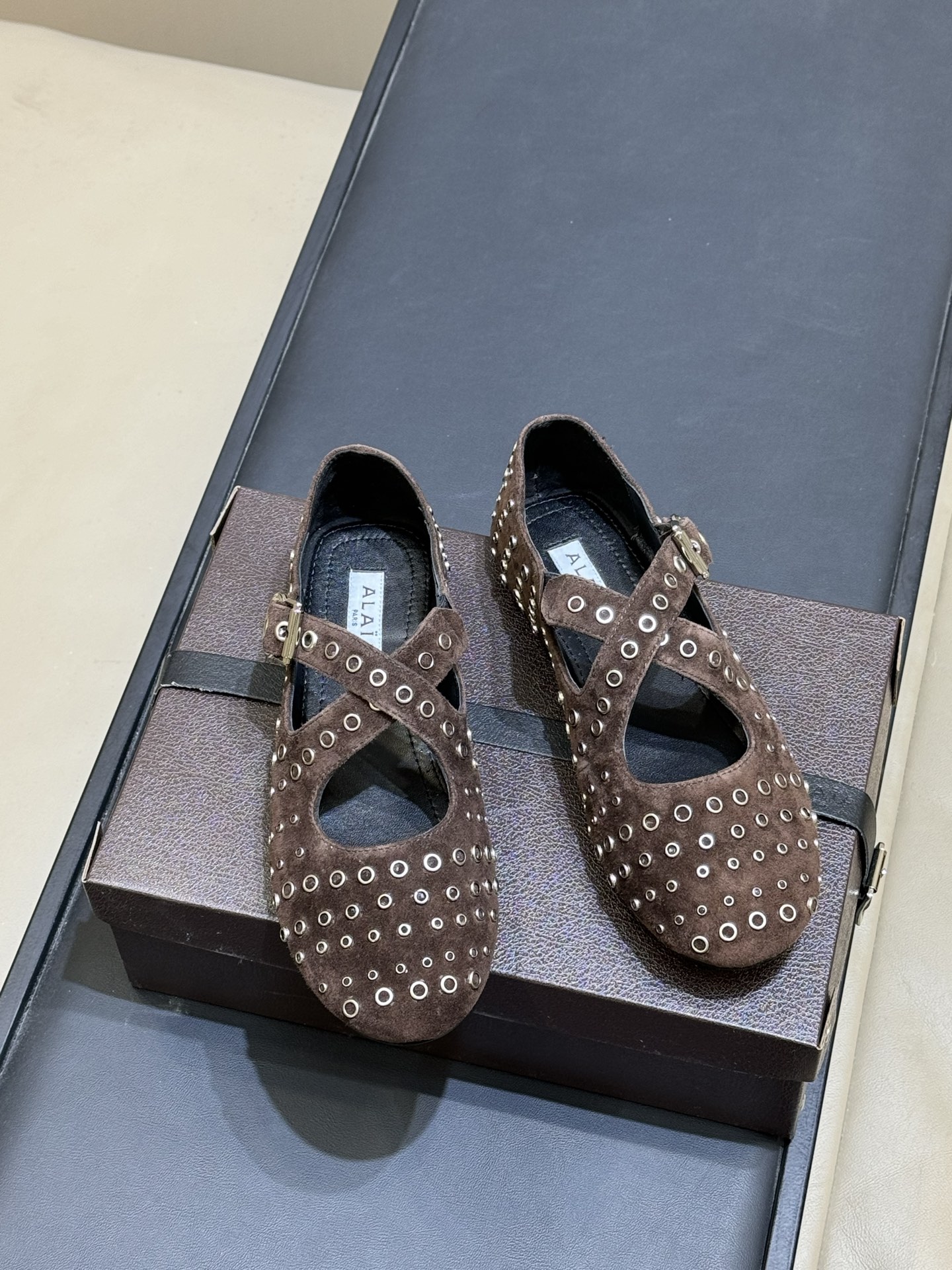 ALAiAI 26c new arrival～芭蕾舞鞋ALAIA这款芭蕾舞鞋，采用柔软麂皮，复古又现代感