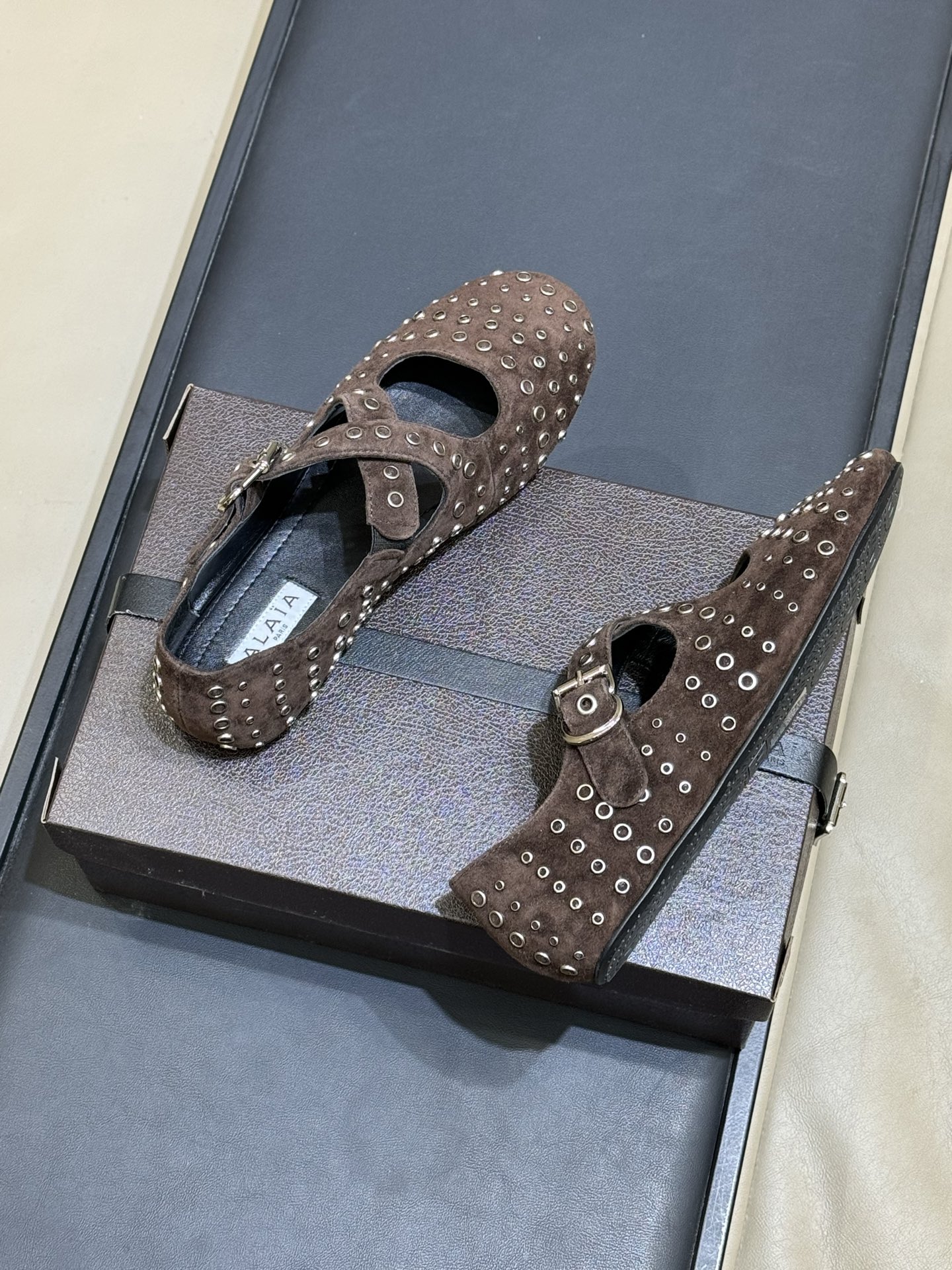 ALAiAI 26c new arrival～芭蕾舞鞋ALAIA这款芭蕾舞鞋，采用柔软麂皮，复古又现代感