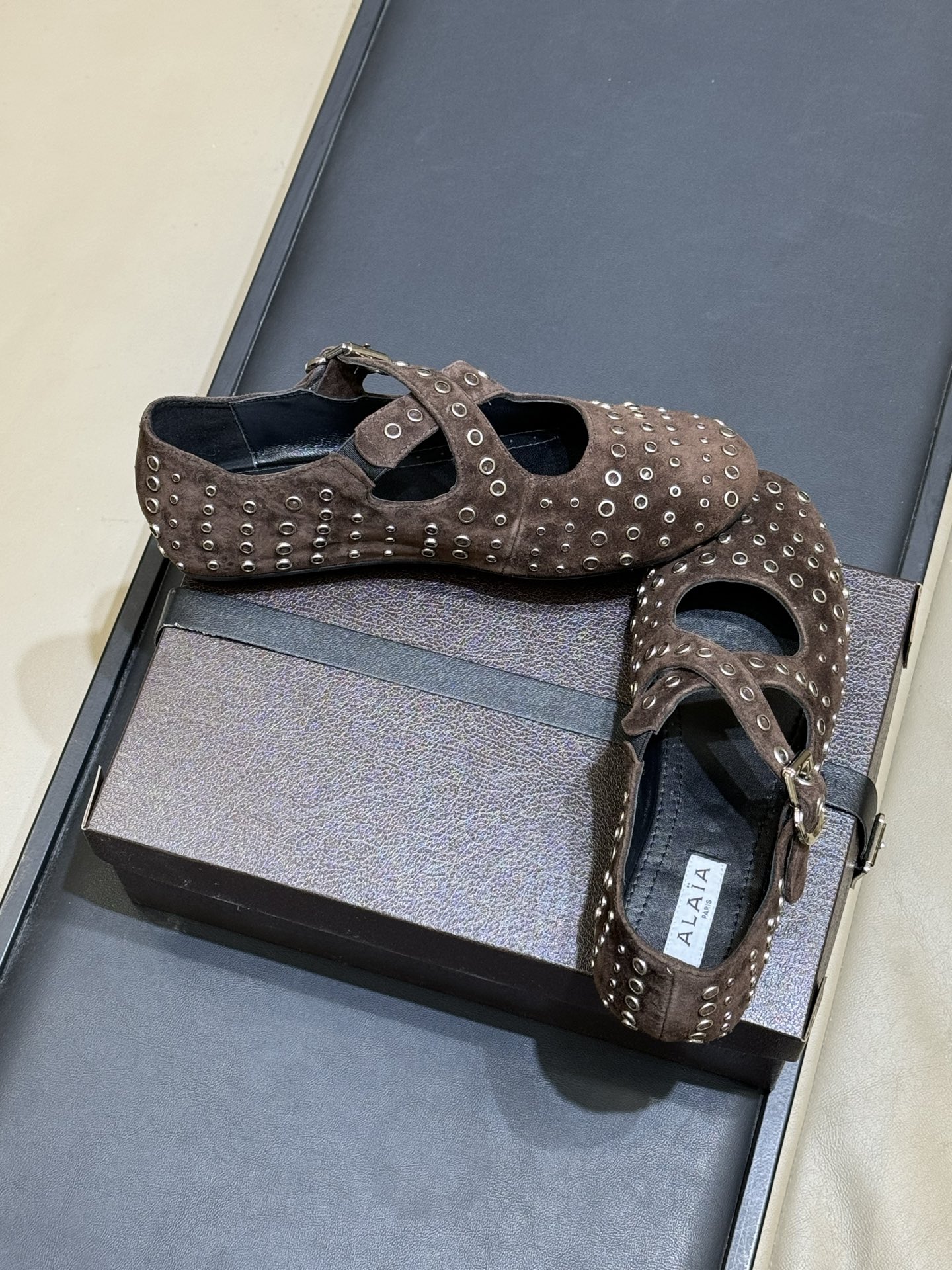 ALAiAI 26c new arrival～芭蕾舞鞋ALAIA这款芭蕾舞鞋，采用柔软麂皮，复古又现代感