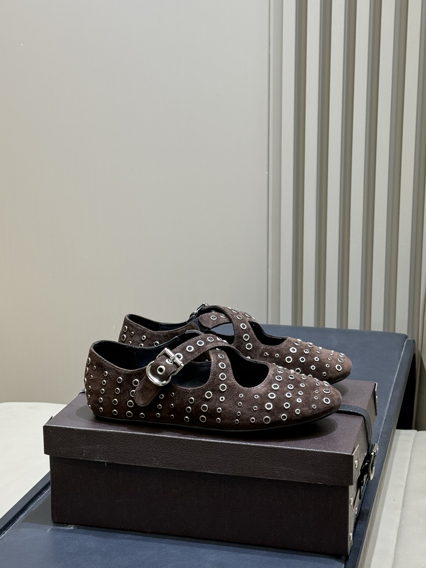 NO:706960,ALAiAI 26c new arrival～Ballet Shoes ALAIA's ballet shoes are made of soft suede, full of retro and modern feeling. The classic Mary Jane cross strap + metal buckle, modify the foot shape and are easy to put on and take off. The flat design is suitable for daily commuting and leisure, comfortable and fashionable! The burgundy color is very suitable for autumn and winter, festival or dinner wear. It is eye-catching, elegant and individual, and can easily control various styles. Size: 35-41, ballet shoes, alaia, mary jane, chamois leather19860909ALAiAI 26c new arrival～芭蕾舞鞋 ALAIA这款芭蕾舞鞋,采用柔软麂皮,复古又现代感满满.经典玛丽珍交叉带+金属扣,修饰脚型还超好穿脱.平底设计,日常通勤,休闲都OK,舒适又时髦!酒红色超适合秋冬,节日或晚宴穿搭直接吸睛,优雅又个性,轻松驾驭各种风格 size:35-41,芭蕾舞鞋,alaia,mary jane,chamois leather,Women's Shoes