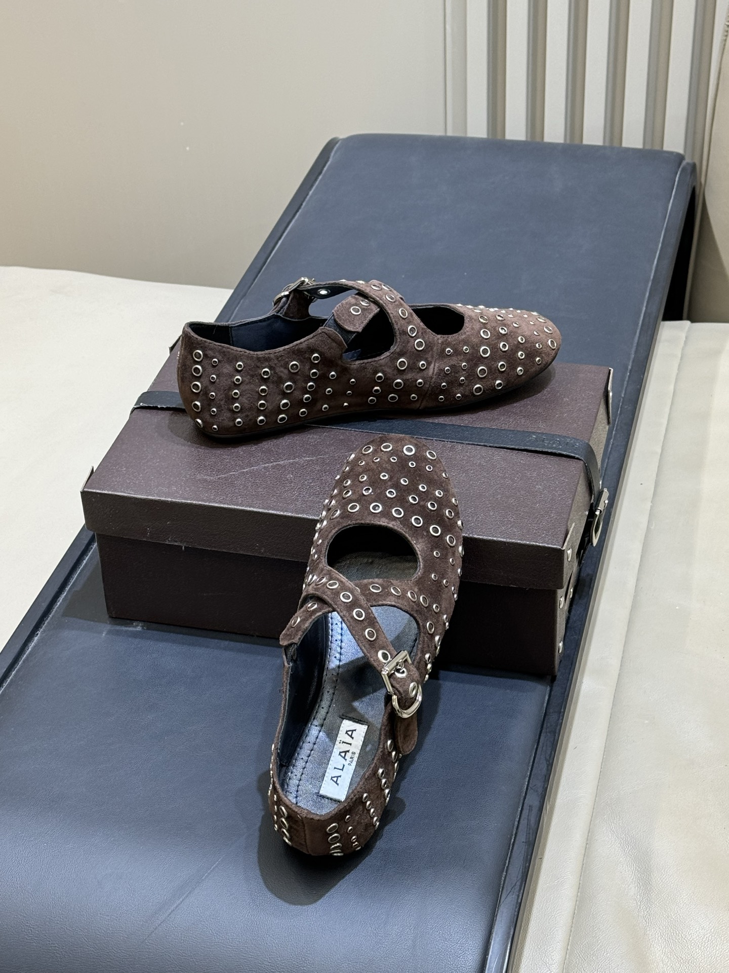 ALAiAI 26c new arrival～芭蕾舞鞋ALAIA这款芭蕾舞鞋，采用柔软麂皮，复古又现代感