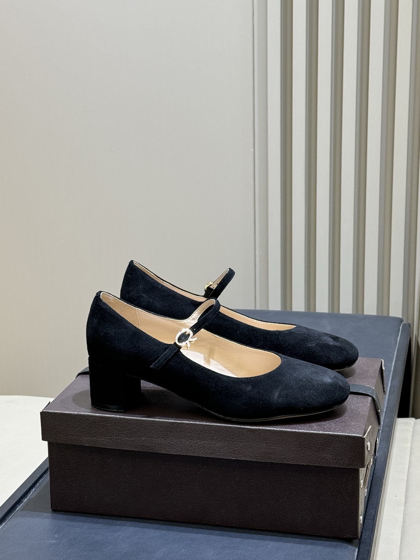 NO:705873,Top quality Gianvito Rossi Mary Jane high-heeled shoes. Mary Jane shoes from the Italian luxury brand Gianvito Rossi, classic T-strap + metal buckle, full of elegant retro! Round-toe design + low heel, easy to handle for daily commuting, dating, and formal occasions. The nude patent leather has its own luster, looks white and versatile, and is OK for skirts and trousers. It has a soft lining, comfortable to wear, small and friendly, long legs and gentle temperament. It is a practical and beautiful shoe!  size:35-41,,mary jane,high heels,skirts19860909顶级品质 GianvitoRossi玛丽珍高跟鞋鞋 意大利奢侈品牌GianvitoRossi的玛丽珍 鞋,经典T字带+金属扣,优雅复古满分!圆头设计+低跟,日常通勤,约会,正式场合都能轻松驾驭.裸色漆皮自带光泽,显白又百搭,裙装裤装都OK.内里柔软,穿着舒适,小个子友好,显腿长又温柔气质,是实用与美貌兼具的单鞋! size:35-41,,mary jane,high heels,skirts,Women's Shoes