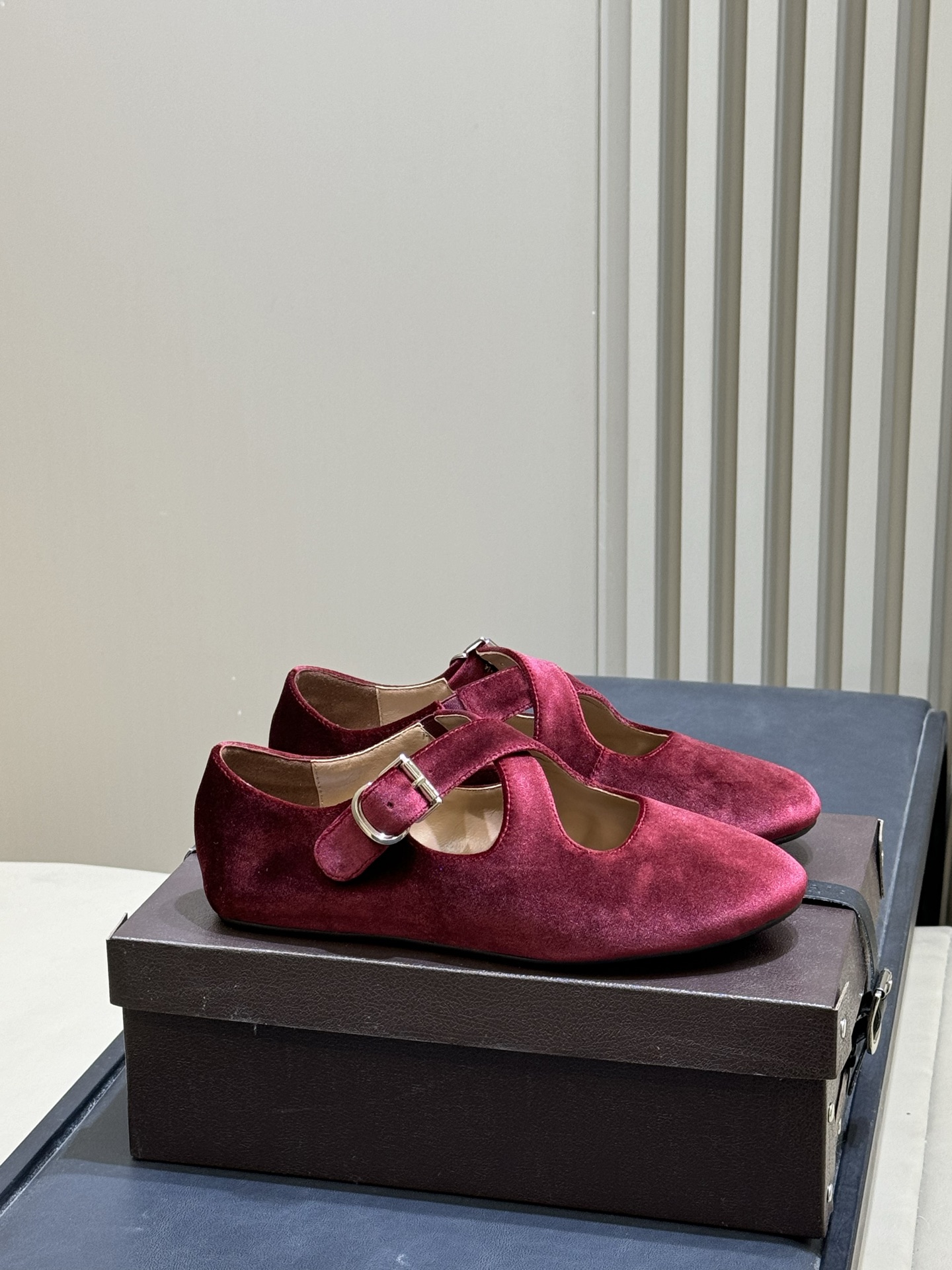 NO:705869,Top quality Alaia velvet Mary Jane shoes Alaia's velvet Mary Jane shoes are made of soft velvet material, with a delicate touch, elegant and retro. Classic cross strap + metal buckle design, perfect details, round toe and flat bottom are super comfortable, easy to control in daily or formal occasions. The velvet shines slightly in the light, and looks great with coats, skirts or trousers in autumn and winter. It is easy to create a French lazy atmosphere. Size: 35-41, Mary Jane, alaia, mary  jane,skirts19860909顶级品质 Alaia丝绒玛丽珍鞋 Alaia这款丝绒玛丽珍鞋,采用柔软丝绒材质,触感细腻,优雅复古.经典交叉带+金属扣设计,细节满分,圆头平底超舒适,日常或正式场合都能轻松驾驭.丝绒在光线下微微闪耀,秋冬搭配大衣,裙 装或裤装都很出彩,法式慵懒氛围感轻松拿捏 size:35-41,玛丽珍,alaia,mary jane,skirts,Women's Shoes