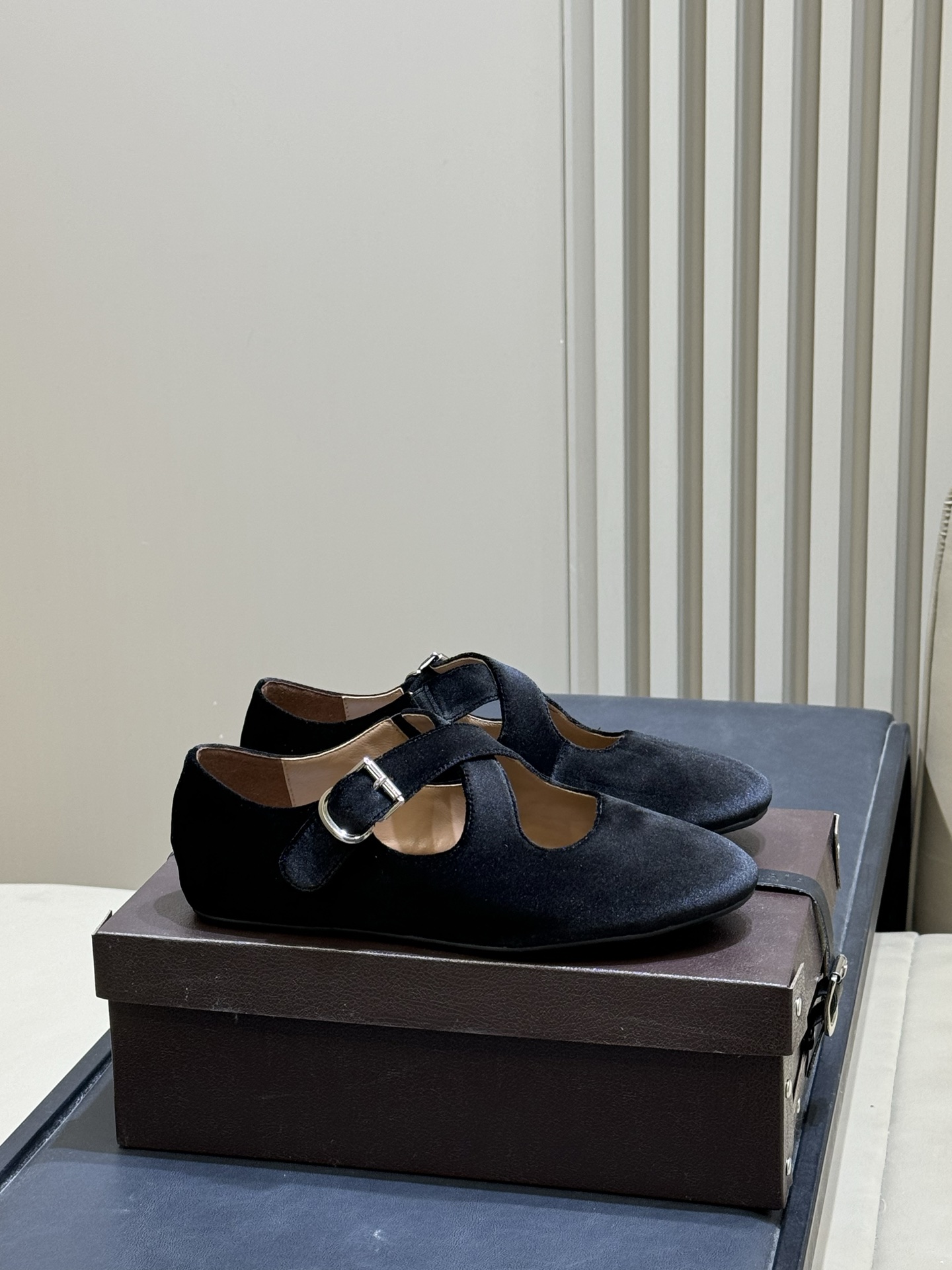NO:721630,Alaia Velvet Mary Jane Shoes Alaia's velvet Mary Jane shoes are made of soft velvet material, with a delicate touch, elegant and retro. The classic cross-strap + metal buckle design is full of details, and the round toe and flat bottom are super comfortable. They can be easily used in daily or formal occasions. The velvet shines slightly in the light, and it goes well with coats, skirts or trousers in autumn and winter. It is easy to create a French lazy atmosphere.  size: 35-41 (40.41 customization is not returnable), ballet shoes, alaia, mary jane, skirts19860909Alaia丝绒玛丽珍鞋 Alaia这款丝绒玛丽珍鞋,采用柔软丝绒材质,触感细腻,优雅复古.经典交叉带+金属扣设计,细节满分,圆头平底超舒适,日常或正式场合都能轻松驾驭.丝绒在光线下微微闪耀,秋冬搭配大衣,裙 装或裤装都很出彩,法式慵懒氛围感轻松拿捏 size:35-41（40.41定制不退换）,芭蕾舞鞋,alaia,mary jane,skirts,Women's Shoes