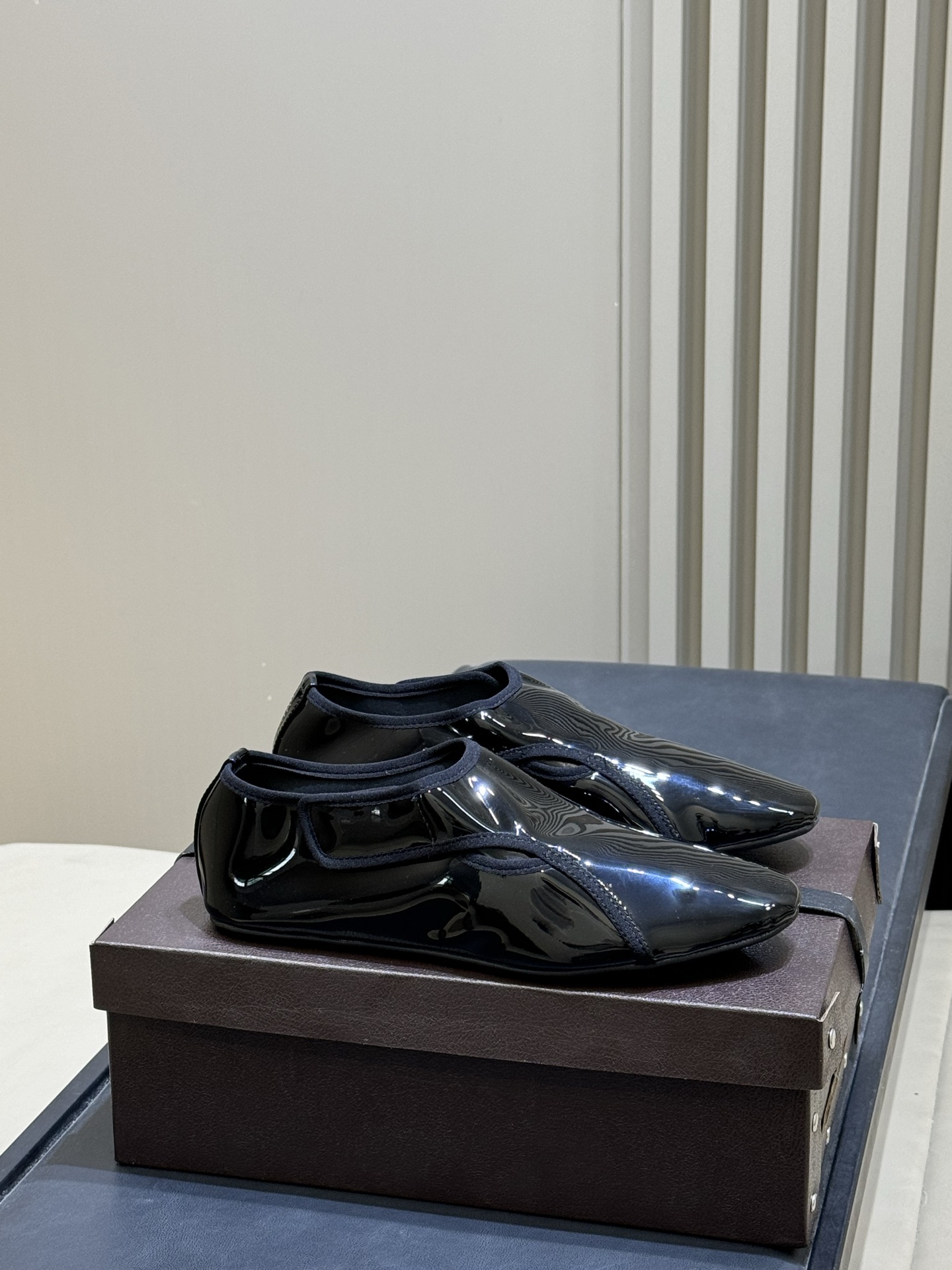 NO:721618,Alaia 26c new arrival～Velcro loafers Alaia's loafers are made of high-gloss patent leather, light pink, super gentle, simple and fashionable. No lace design, super convenient to put on and take off, easy to control for daily commuting or leisure. Soft soles, very comfortable for long walks, elegant and practical, can be worn with skirts and trousers, easily enhance the look size: 35-41 (40.41), ballet shoes, alaia, loafers, skirts19860909Alaia 26c new arrival～魔术贴乐福鞋 Alaia这款乐福鞋,采用高光泽漆皮,浅粉色 超温柔,简约又时髦.无鞋带设计,穿脱超方便,日 常通勤或休闲都能轻松驾驭.鞋底柔软,长时间走路也很舒服,优雅又实用,裙装裤装都能搭,轻松提升造型感 size:35-41（40.41）,芭蕾舞鞋,alaia,loafers,skirts,Women's Shoes