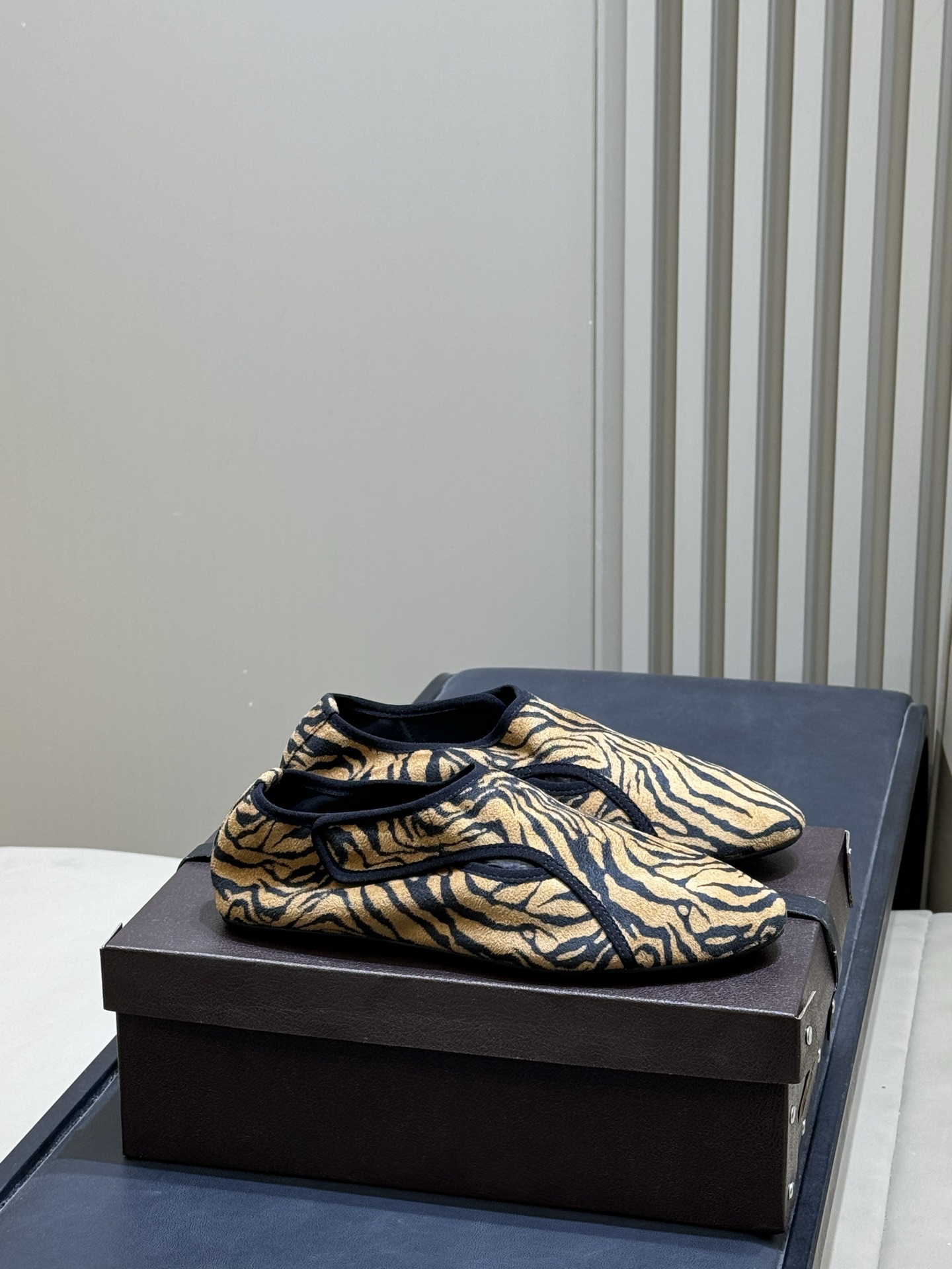 NO:705874,Top quality ALAiAI 26c new arrival ~ Velcro loafers Alaia's loafers are made of high-gloss patent leather, light pink, super gentle, simple and fashionable. No lace design, super convenient to put on and take off, easy to control for daily commuting or leisure. Soft soles, very comfortable for long walks, elegant and practical, can be worn with skirts and trousers, easily enhance the look size: 35-41, Mary Jane, alaia, loafers, mary jane, skirts19860909顶级品质 ALAiAI 26c new arrival～魔术贴乐福鞋 Alaia这款乐福鞋,采用高光泽漆皮,浅粉色 超温柔,简约又时髦.无鞋带设计,穿脱超方便,日 常通勤或休闲都能轻松驾驭.鞋底柔软,长时间走路也很舒服,优雅又实用,裙装裤装都能搭,轻松提升造型感 size:35-41,玛丽珍,alaia,loafers,mary jane,skirts,Women's Shoes