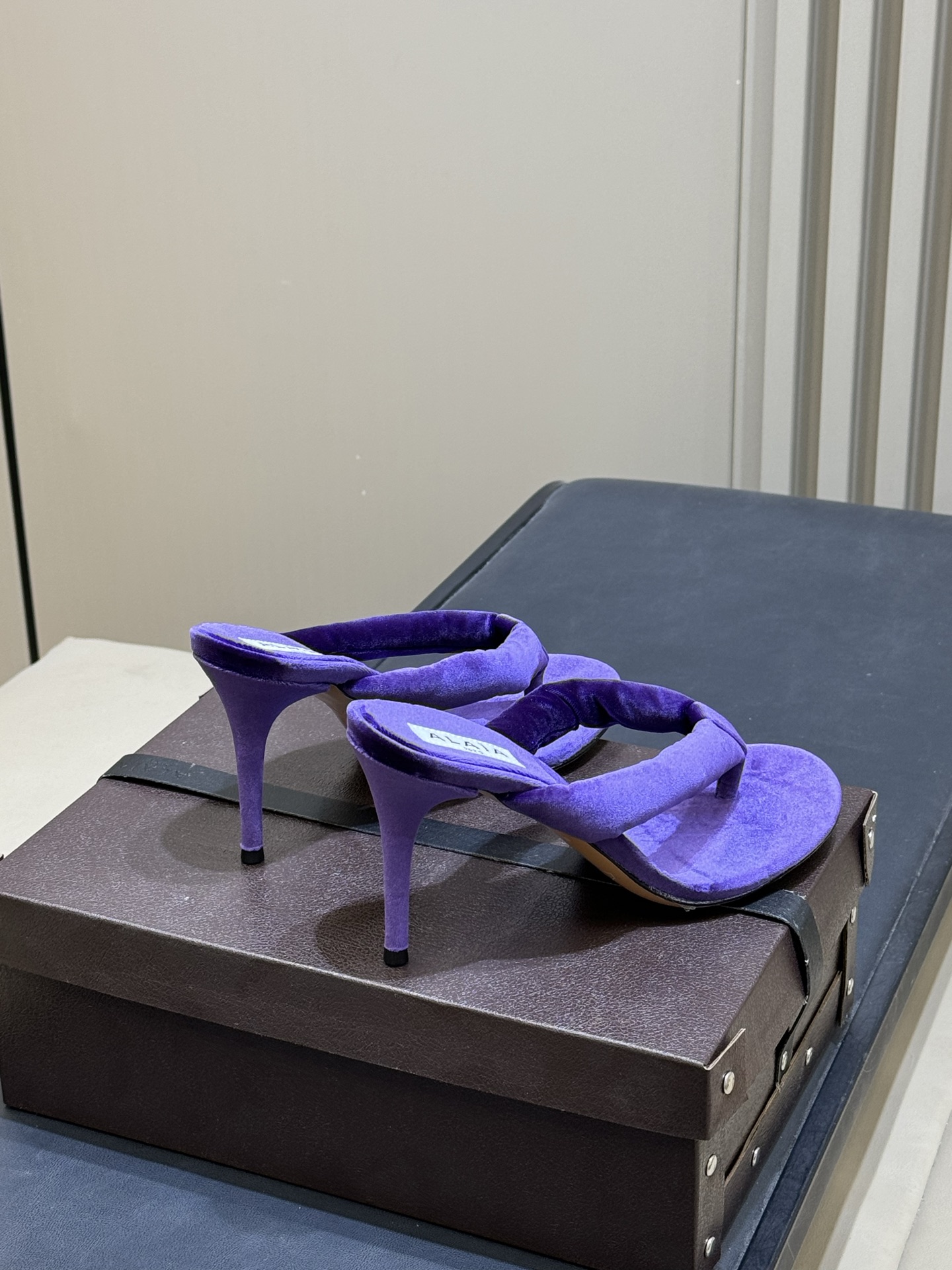 Alaia 26c 早春新款绒面人字拖 平底-20Alaia这款绒面人字拖，采用高品质绒面材质，触感柔软