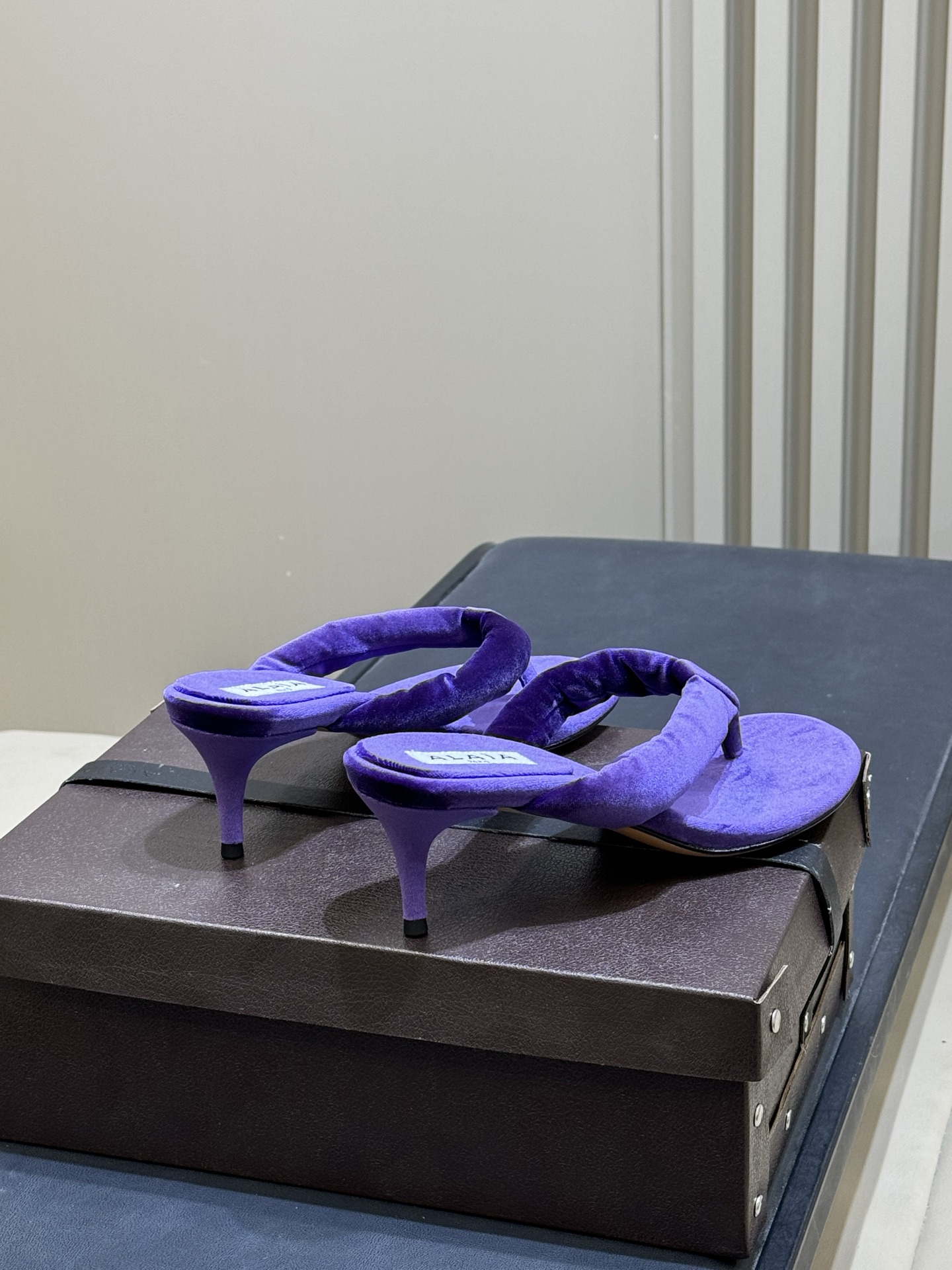 Alaia 26c 早春新款绒面人字拖 平底-20Alaia这款绒面人字拖，采用高品质绒面材质，触感柔软