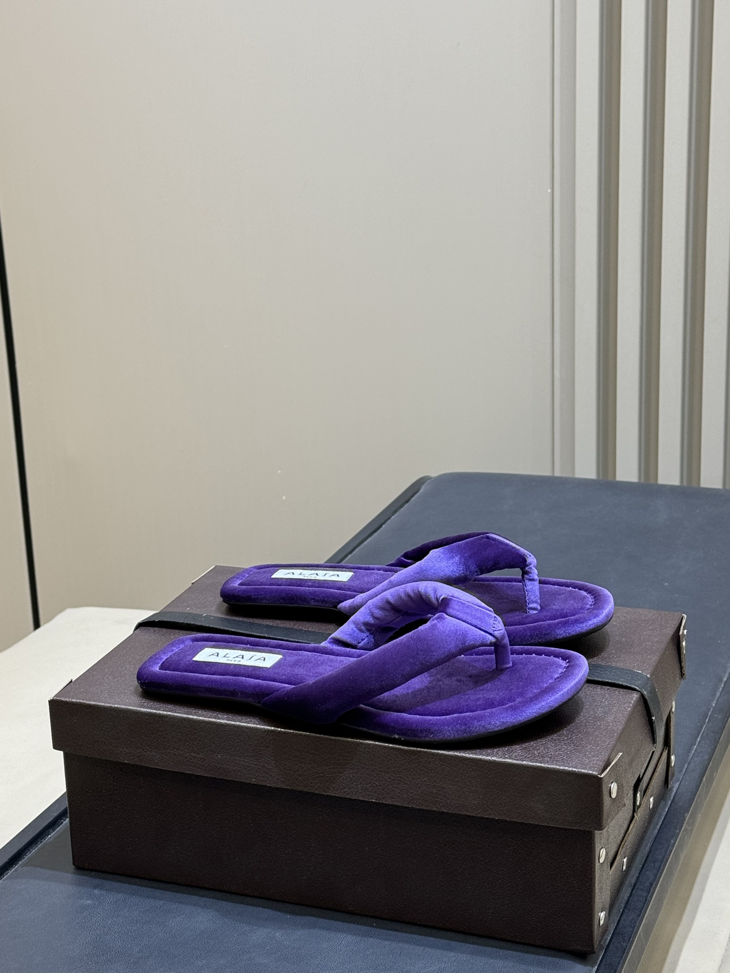 Alaia 26c 早春新款绒面人字拖 平底-20Alaia这款绒面人字拖，采用高品质绒面材质，触感柔软