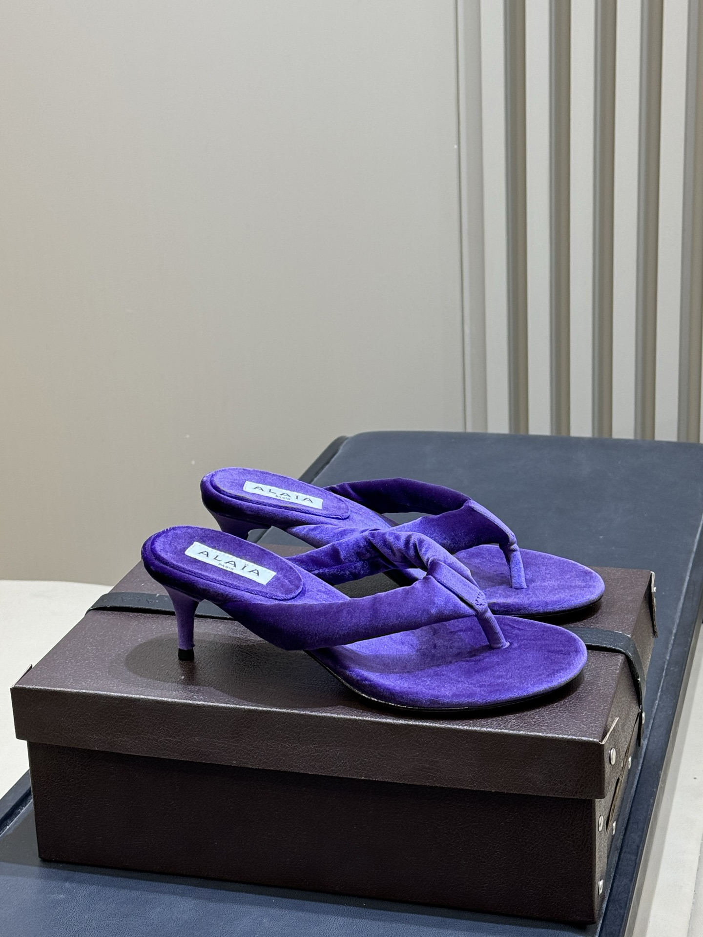 Alaia 26c 早春新款绒面人字拖 平底-20Alaia这款绒面人字拖，采用高品质绒面材质，触感柔软