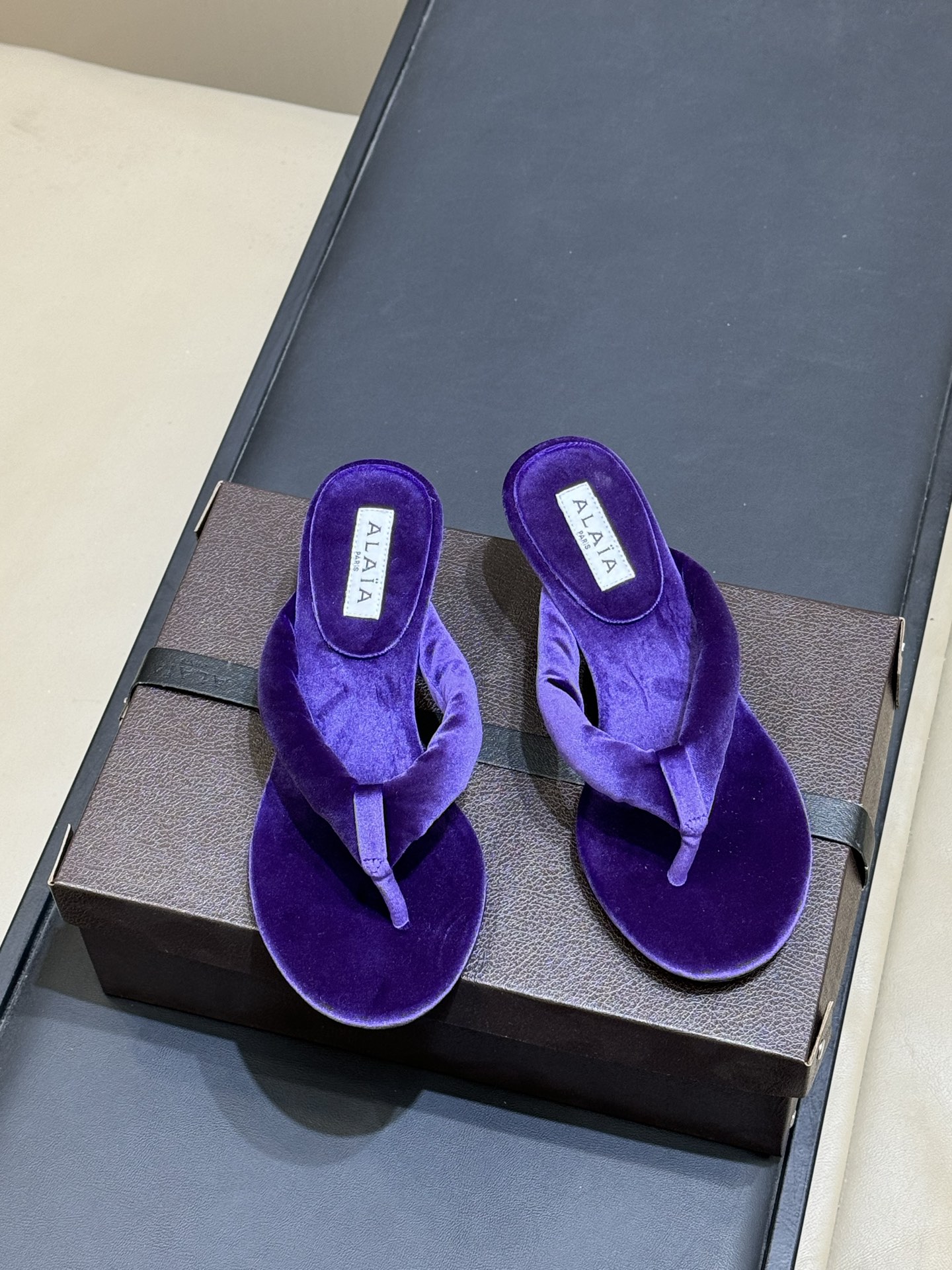 Alaia 26c 早春新款绒面人字拖 平底-20Alaia这款绒面人字拖，采用高品质绒面材质，触感柔软