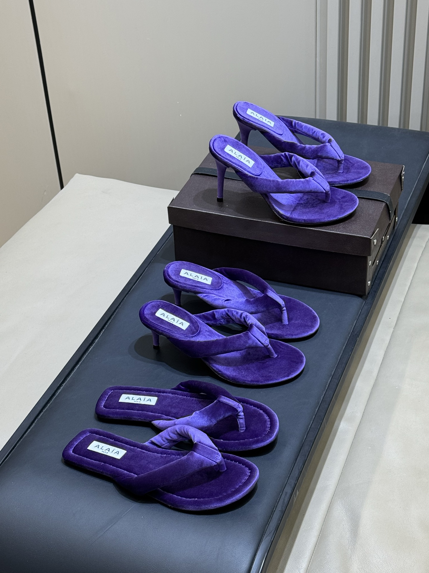 Alaia 26c 早春新款绒面人字拖 平底-20Alaia这款绒面人字拖，采用高品质绒面材质，触感柔软