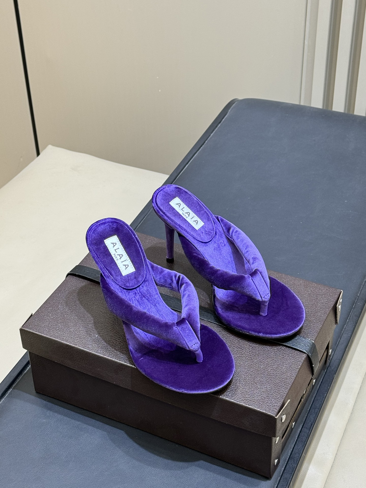 Alaia 26c 早春新款绒面人字拖 平底-20Alaia这款绒面人字拖，采用高品质绒面材质，触感柔软