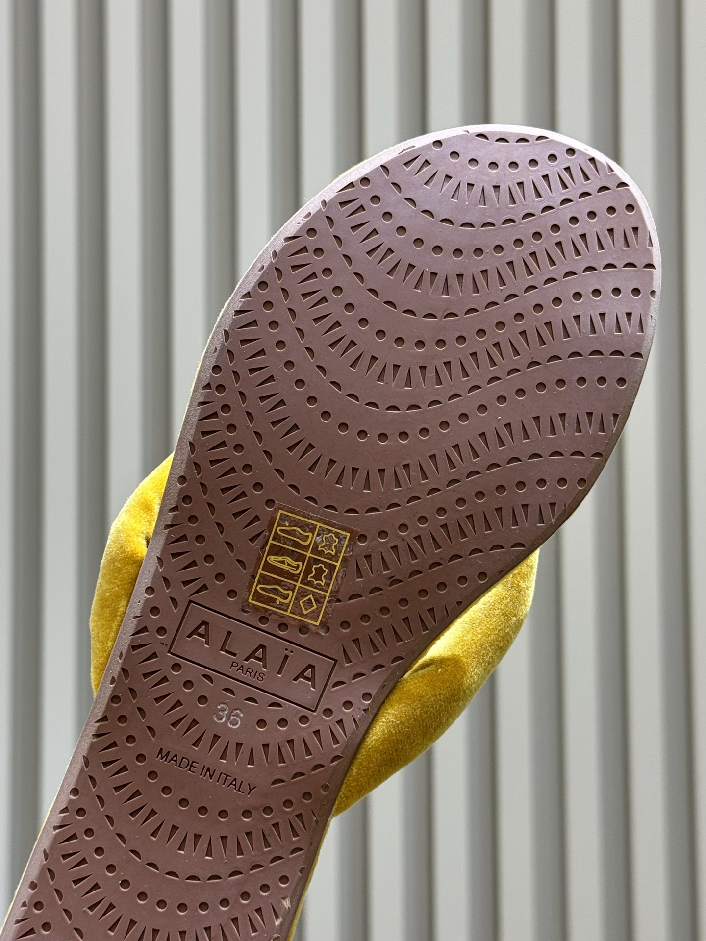 Alaia 26c 早春新款绒面人字拖 平底-20Alaia这款绒面人字拖，采用高品质绒面材质，触感柔软