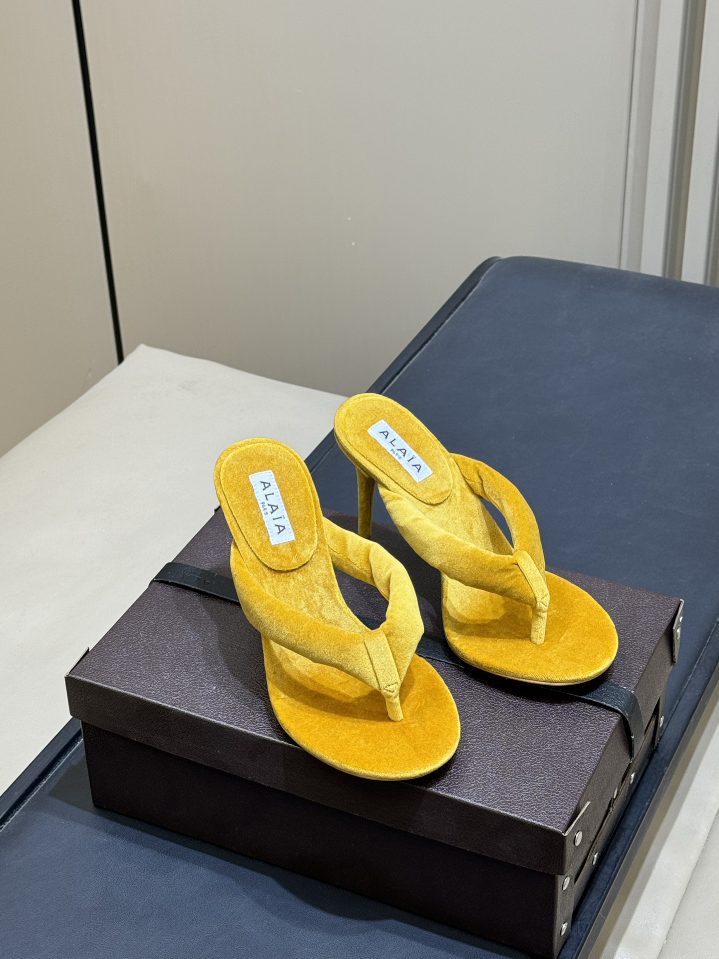 Alaia 26c 早春新款绒面人字拖 平底-20Alaia这款绒面人字拖，采用高品质绒面材质，触感柔软