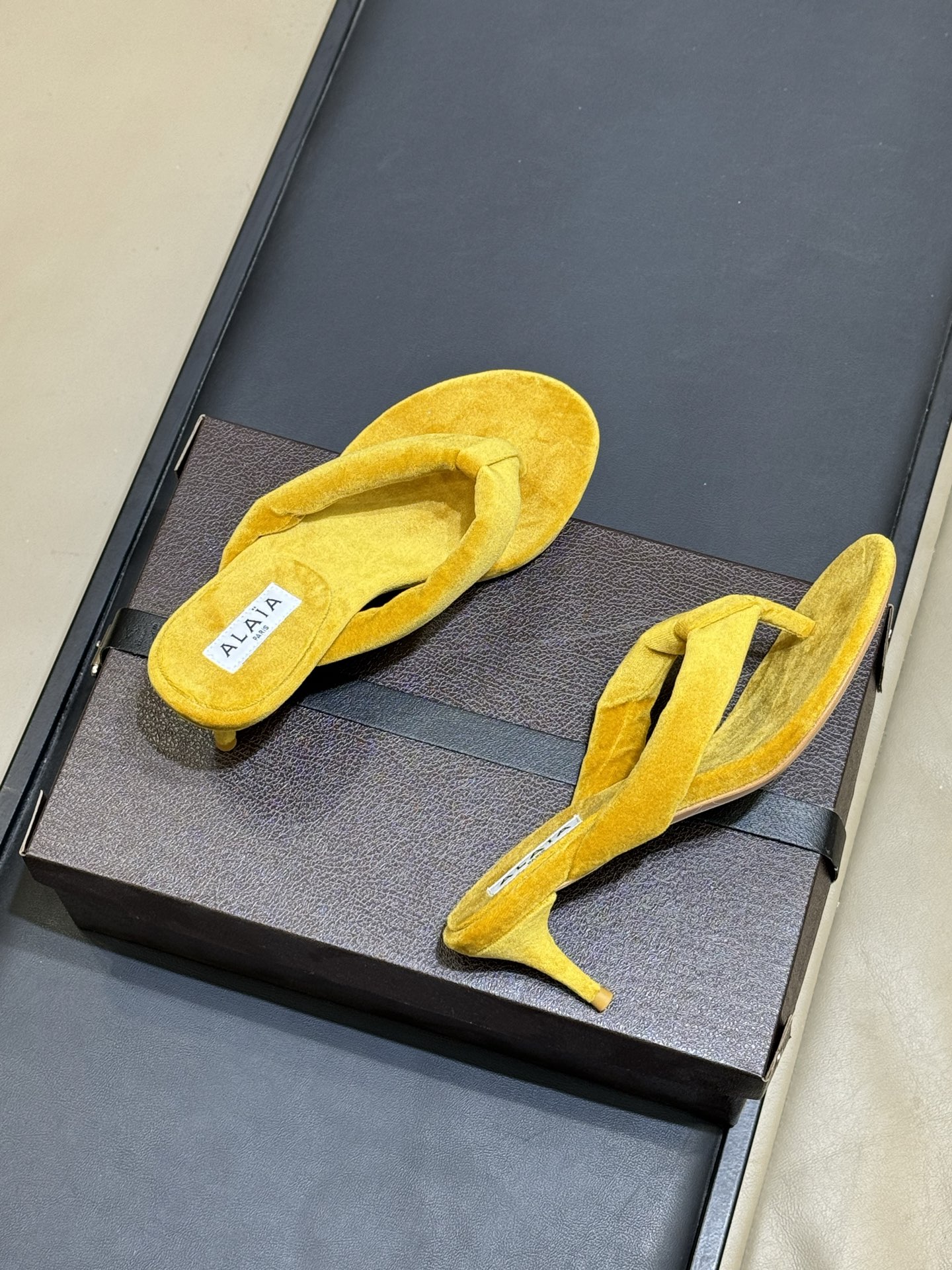 Alaia 26c 早春新款绒面人字拖 平底-20Alaia这款绒面人字拖，采用高品质绒面材质，触感柔软