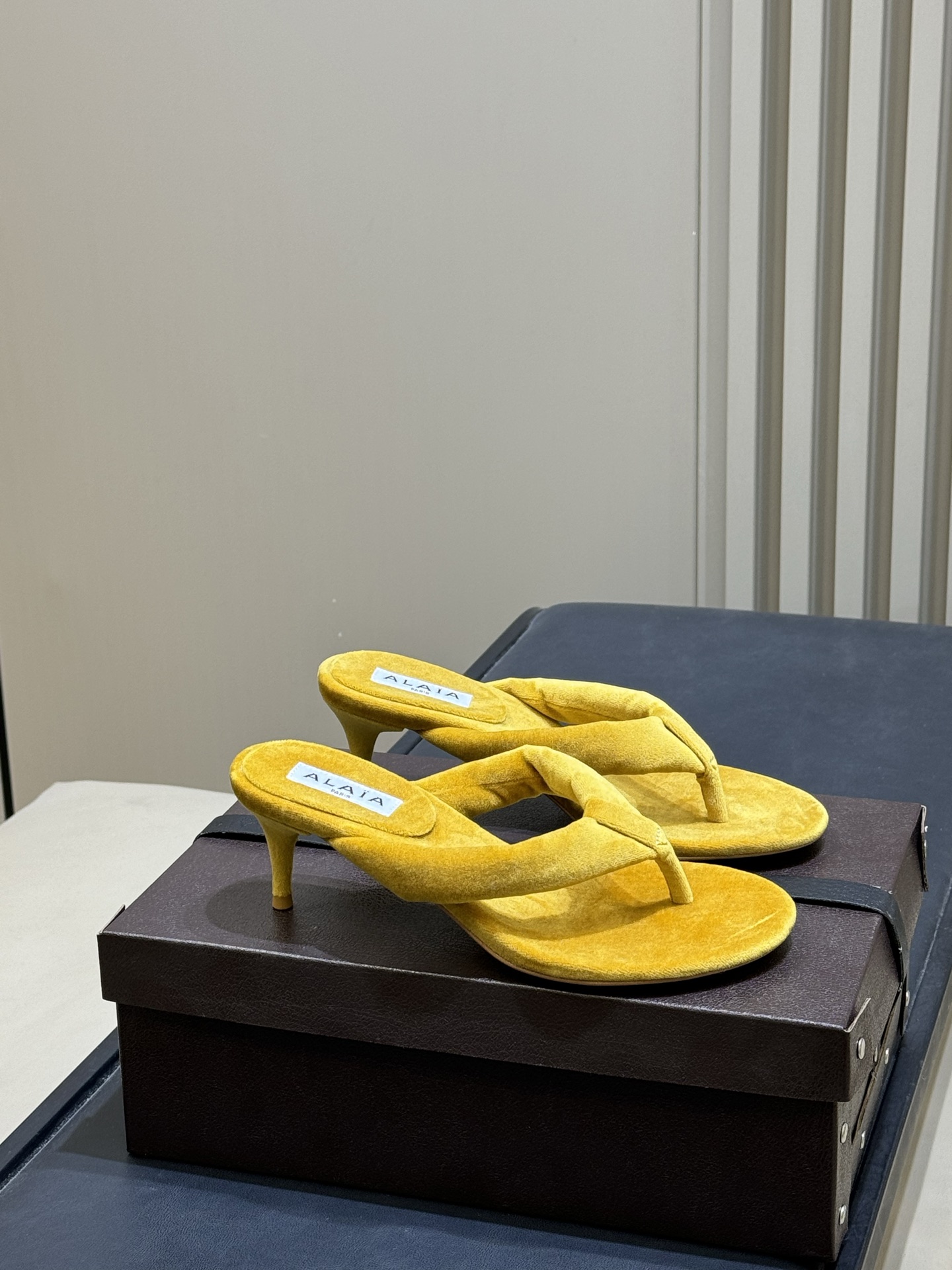 Alaia 26c 早春新款绒面人字拖 平底-20Alaia这款绒面人字拖，采用高品质绒面材质，触感柔软