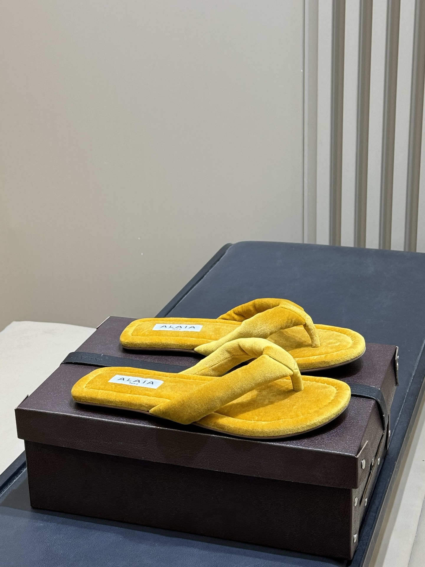 Alaia 26c 早春新款绒面人字拖 平底-20Alaia这款绒面人字拖，采用高品质绒面材质，触感柔软