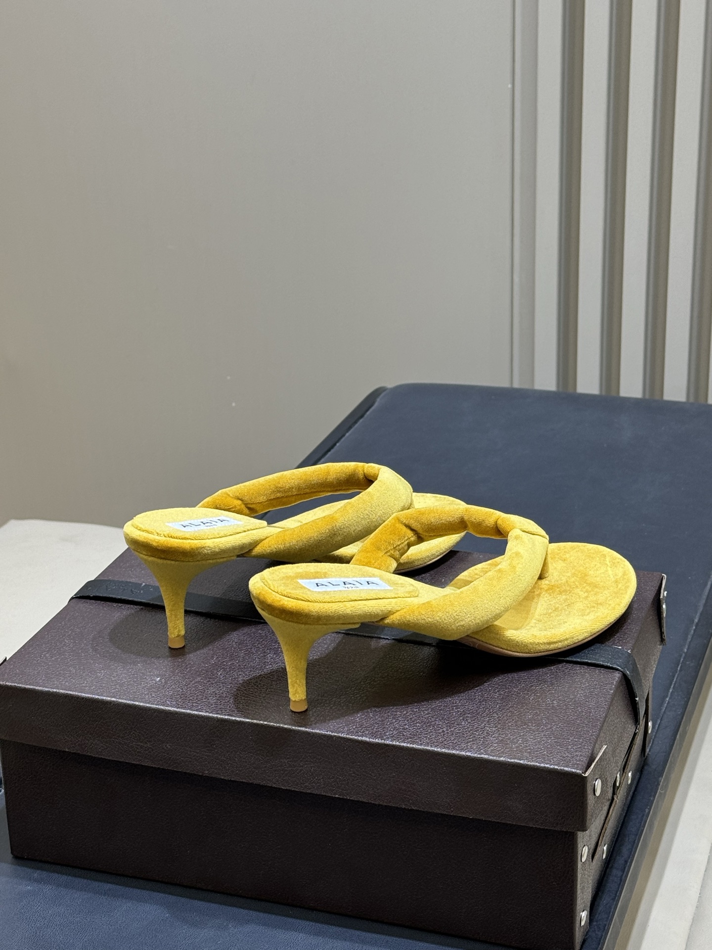 Alaia 26c 早春新款绒面人字拖 平底-20Alaia这款绒面人字拖，采用高品质绒面材质，触感柔软