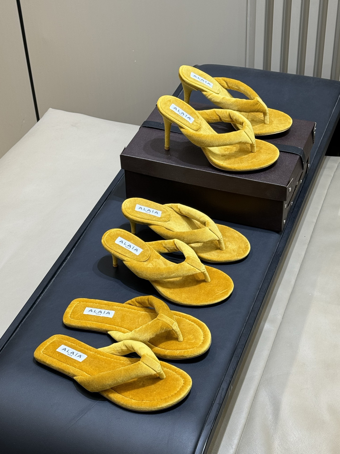 NO:705870,Top quality Alaia 26c new suede flip-flops for early spring. Alaia's suede flip-flops are made of high-quality suede material, soft to the touch, with flip-flop design and stiletto heels, fashionable and comfortable, bright yellow, super eye-catching, super energetic to wear in summer, and look great with skirts or casual pants! The soles are non-slip, suitable for daily outings and vacations, both beautiful and practical, and are a dazzling item for summer~  size:35-41, split-toe shoes,alaia,skirts19860909顶级品质 Alaia 26c 早春新款绒面人字拖 Alaia这款绒面人字拖,采用高品质绒面材质,触 感柔软,夹趾设计+细高跟,时髦又舒适,明亮黄色 超吸睛,夏天穿超有活力,无论搭裙装还是休闲裤都很出彩!鞋底防滑,日常出街,度假都OK,兼具美观与实用,是夏季穿搭的亮眼单品~ size:35-41,分趾鞋,alaia,skirts,Women's Shoes