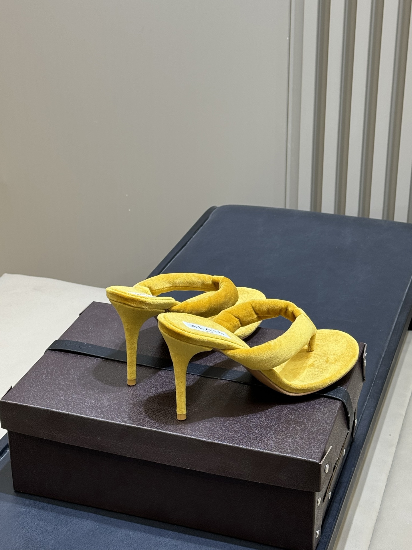 Alaia 26c 早春新款绒面人字拖 平底-20Alaia这款绒面人字拖，采用高品质绒面材质，触感柔软