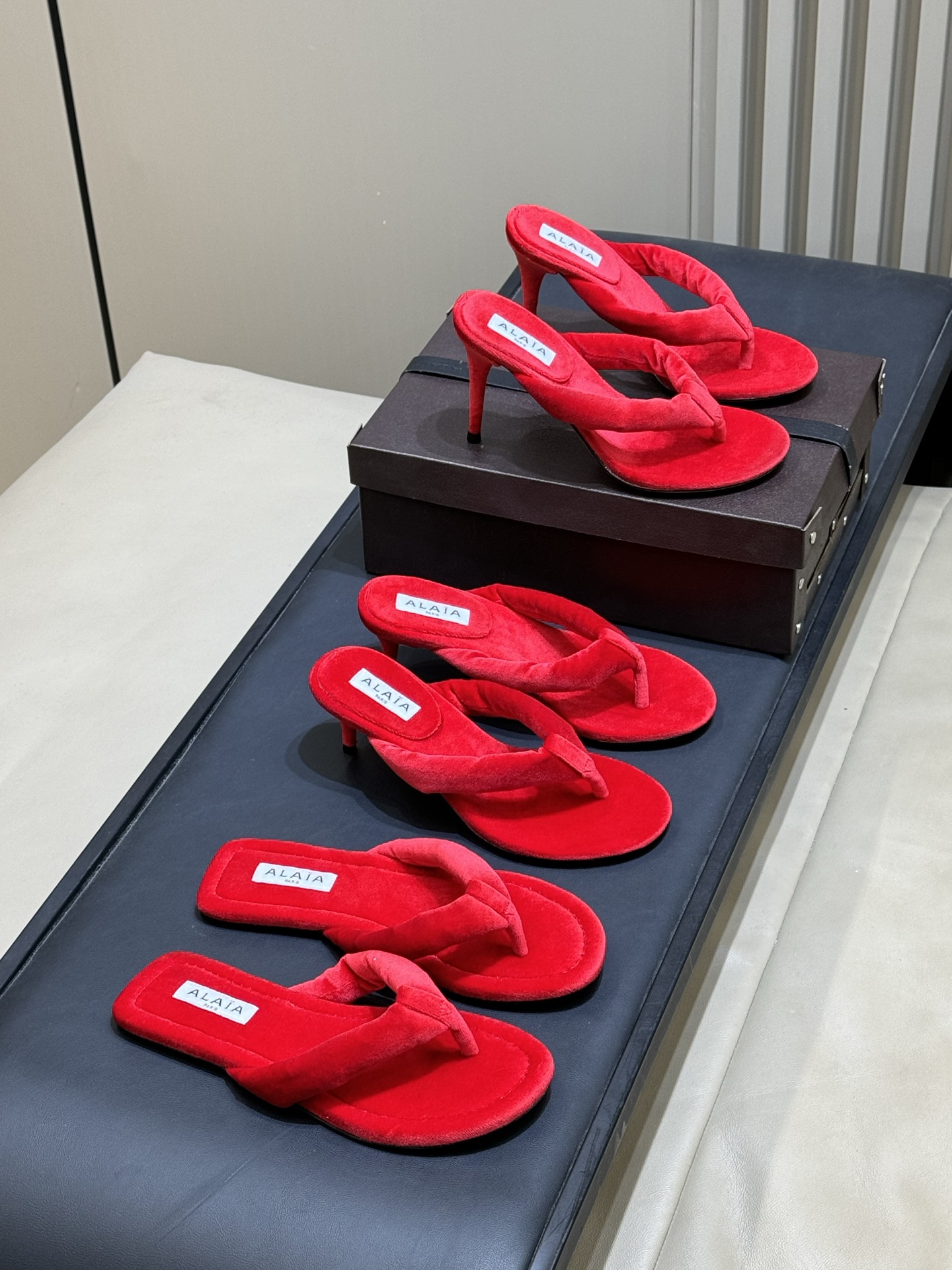 Alaia 26c 早春新款绒面人字拖 平底-20Alaia这款绒面人字拖，采用高品质绒面材质，触感柔软