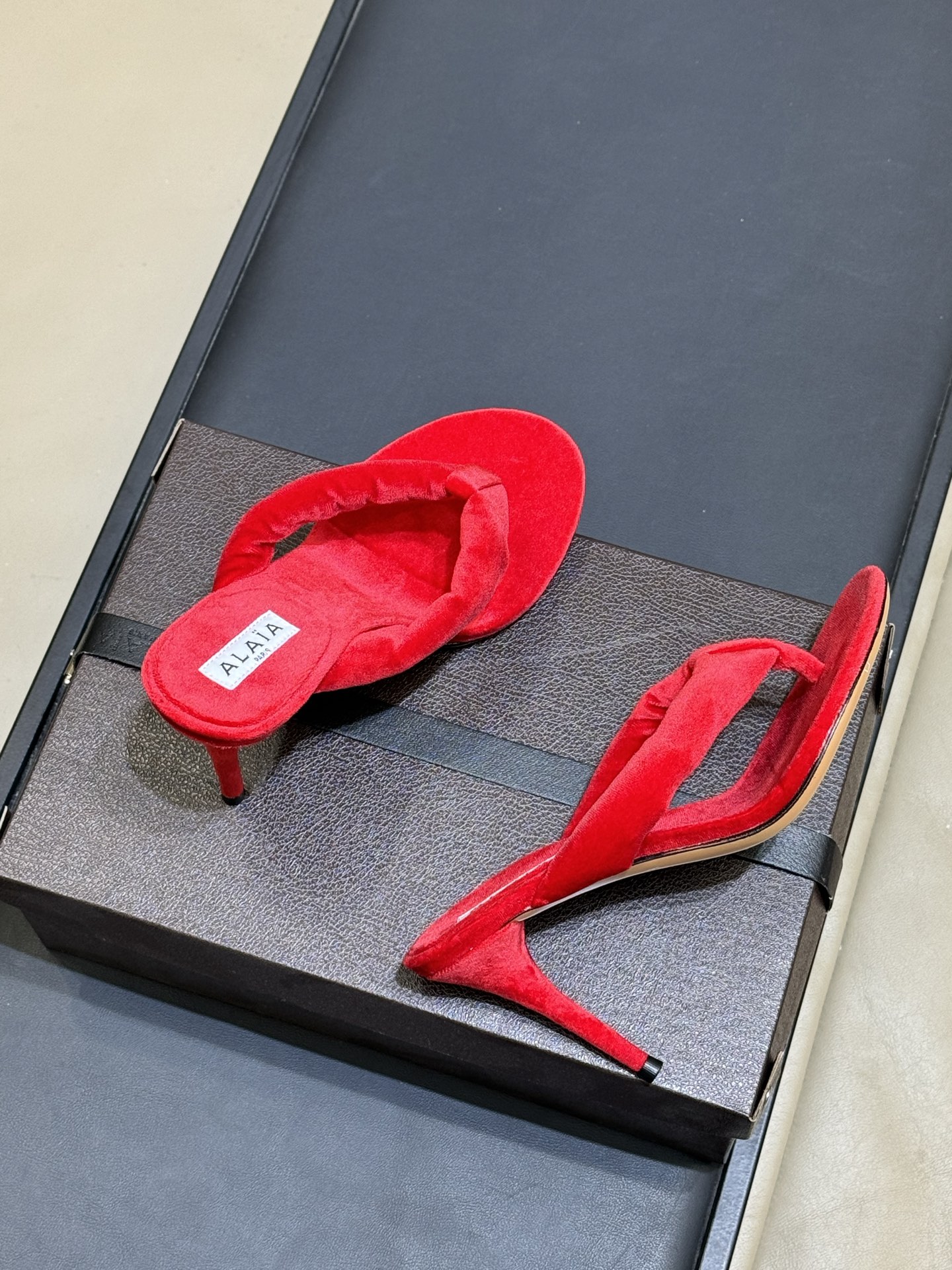 Alaia 26c 早春新款绒面人字拖 平底-20Alaia这款绒面人字拖，采用高品质绒面材质，触感柔软