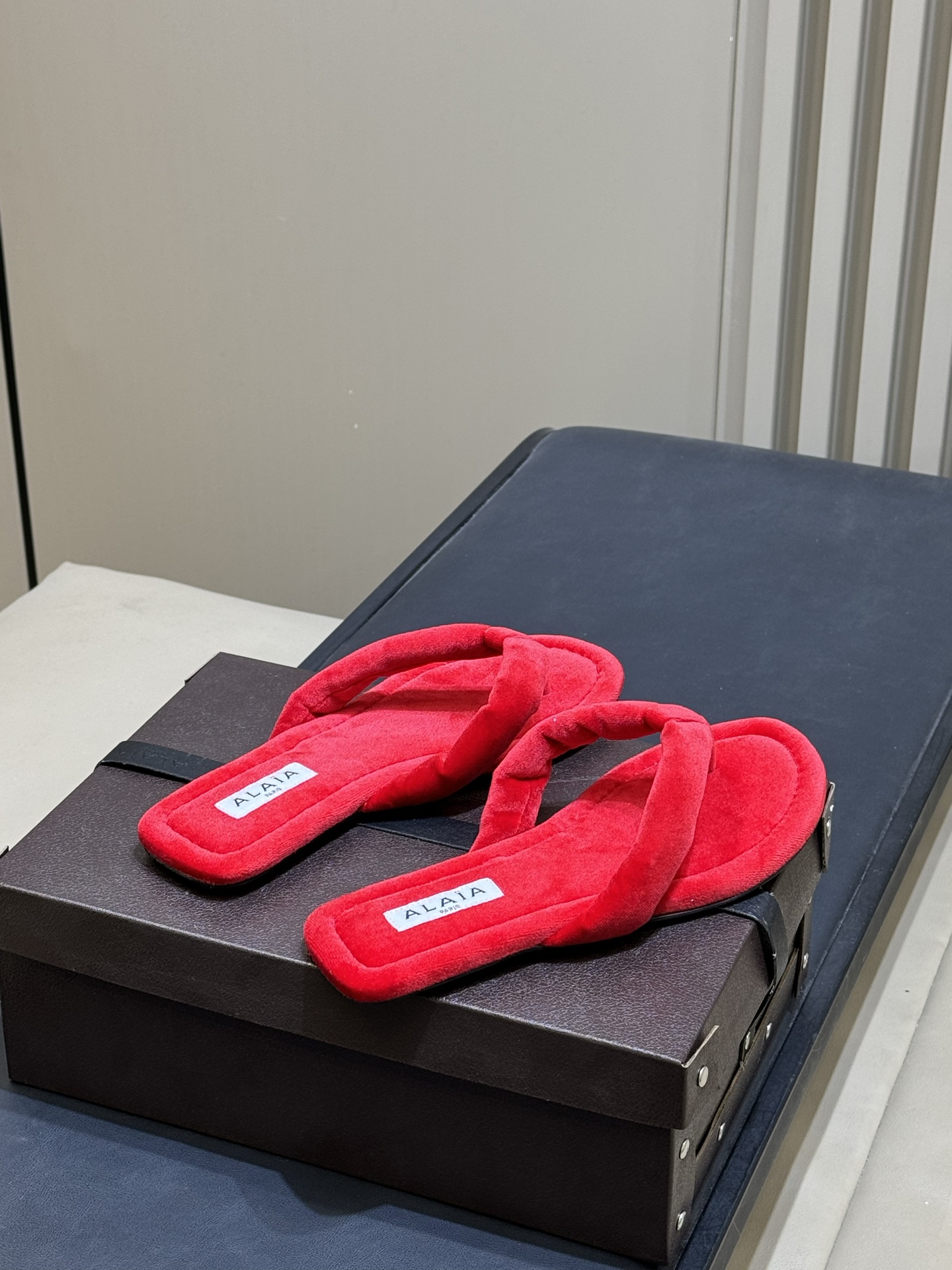 Alaia 26c 早春新款绒面人字拖 平底-20Alaia这款绒面人字拖，采用高品质绒面材质，触感柔软