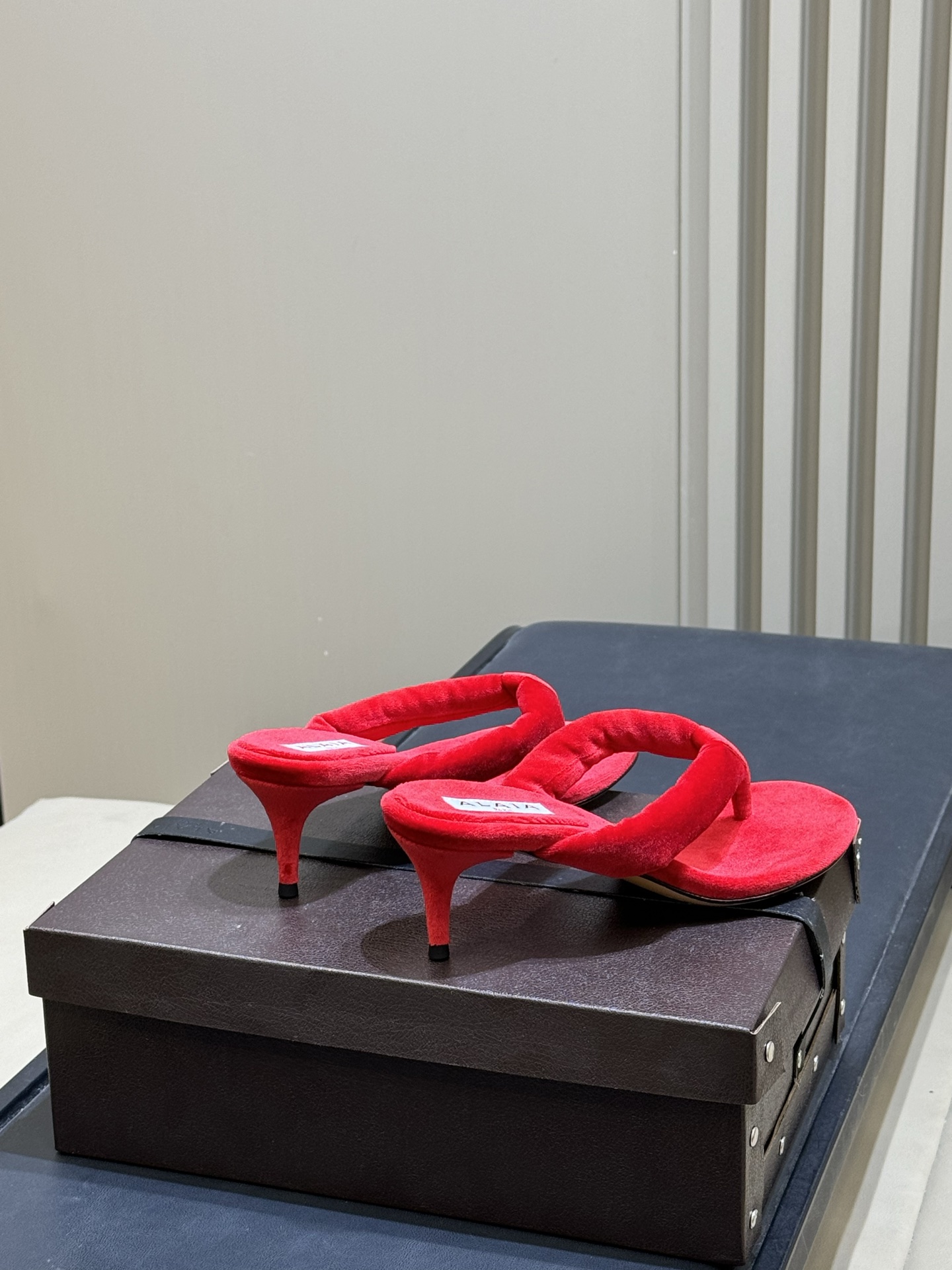 Alaia 26c 早春新款绒面人字拖 平底-20Alaia这款绒面人字拖，采用高品质绒面材质，触感柔软