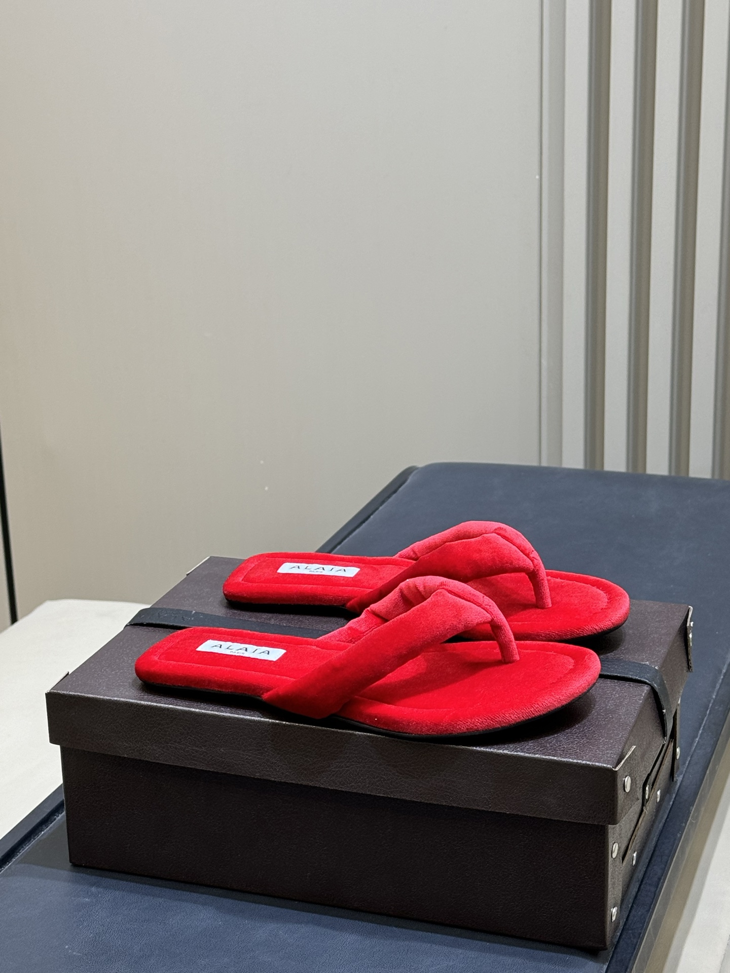 Alaia 26c 早春新款绒面人字拖 平底-20Alaia这款绒面人字拖，采用高品质绒面材质，触感柔软