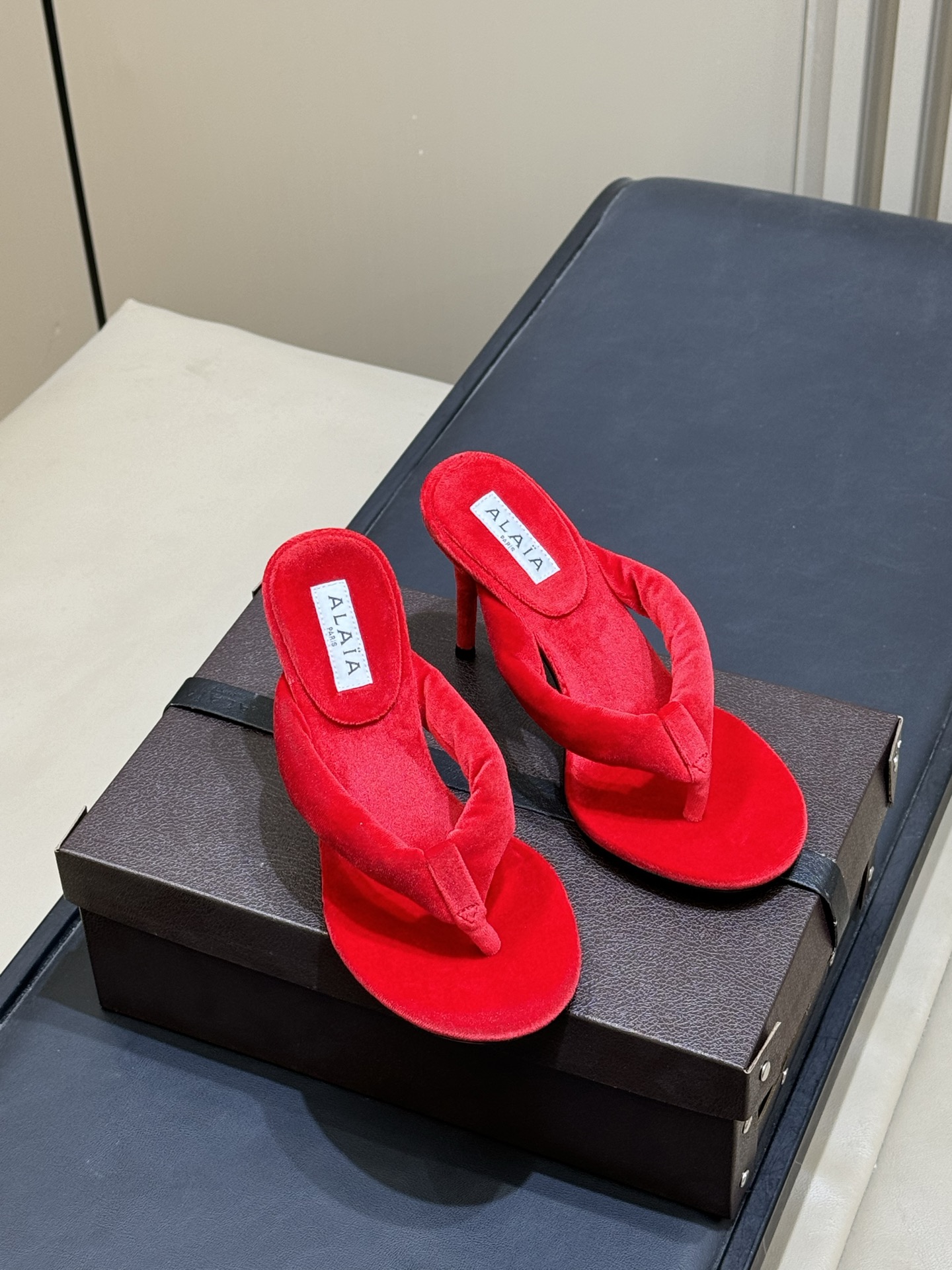 Alaia 26c 早春新款绒面人字拖 平底-20Alaia这款绒面人字拖，采用高品质绒面材质，触感柔软